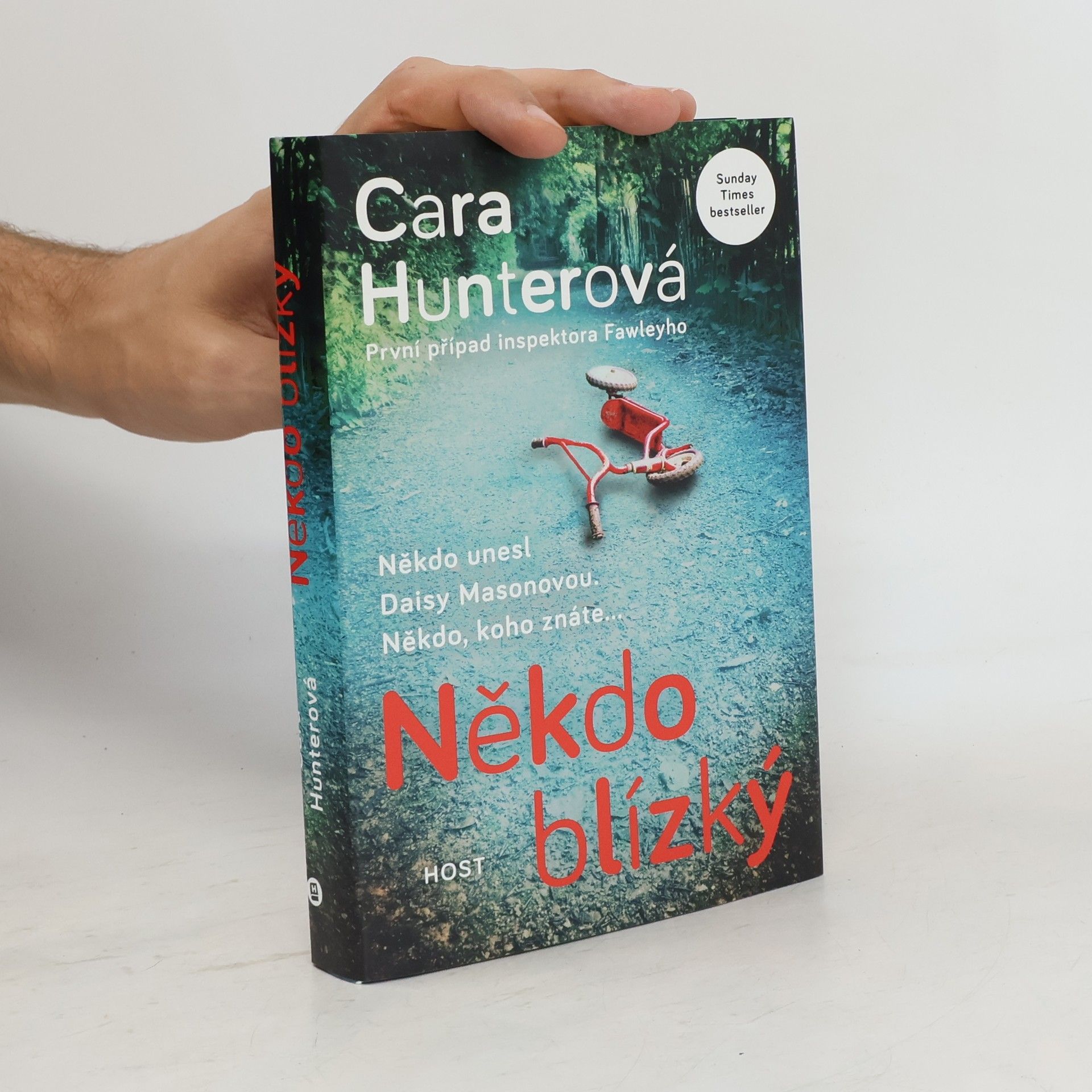 Cara Hunter Někdo blízký. První případ inspektora Fawleyho