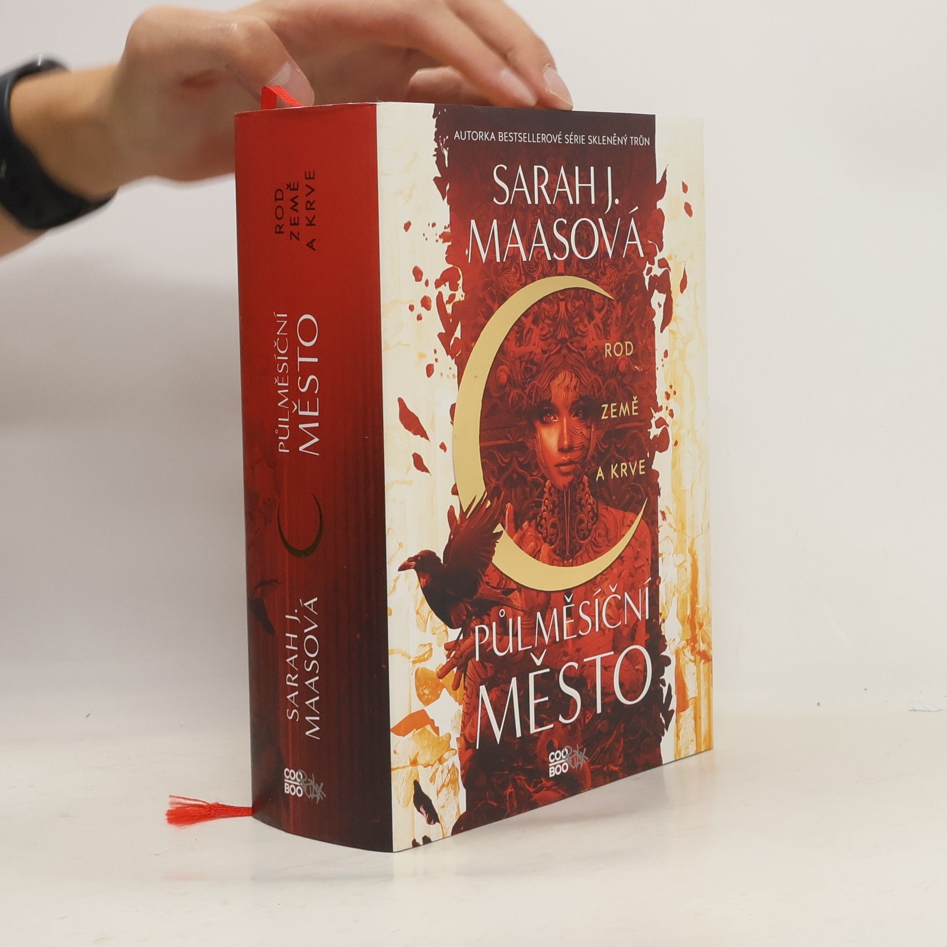 Sarah J. Maas Půlměsíční město. Rod země a krve