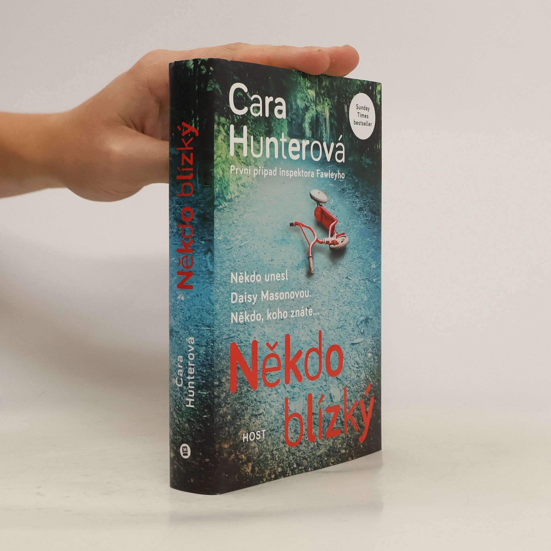 Cara Hunter Někdo blízký. První případ inspektora Fawleyho