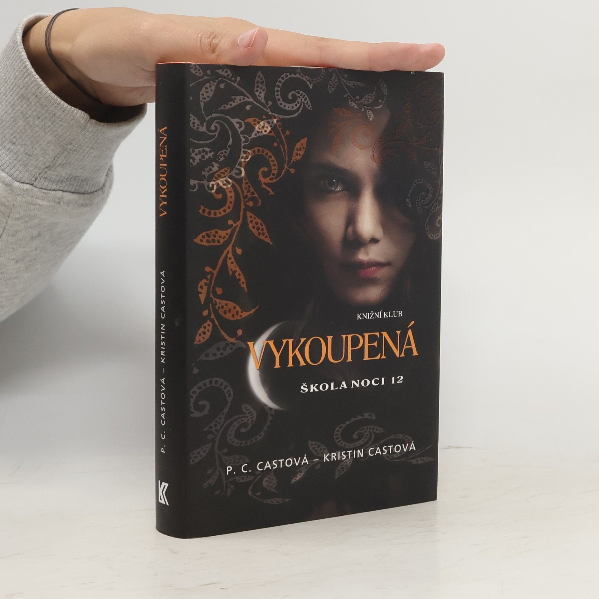 P. C. Cast Škola noci 12. Vykoupená