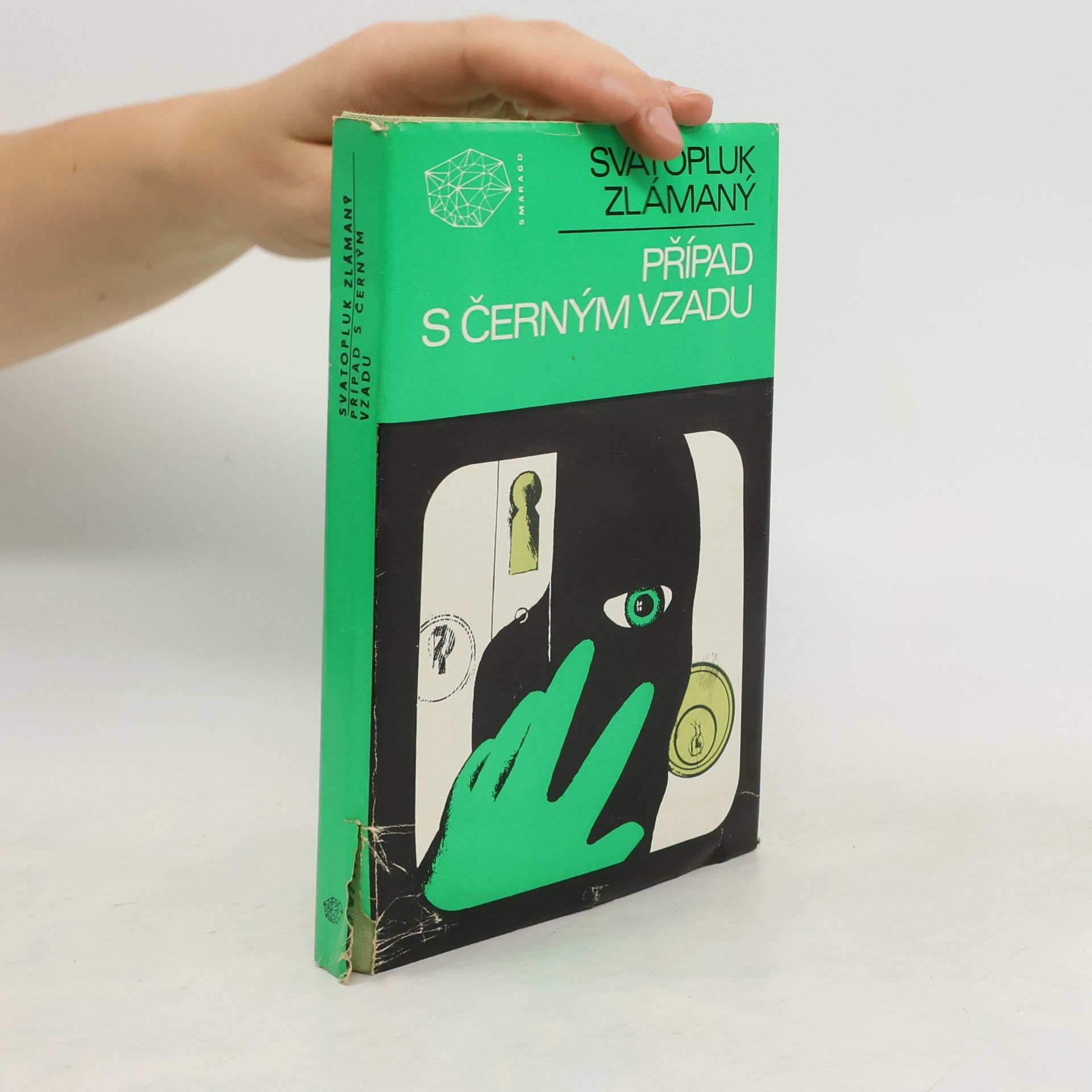 Případ s černým vzadu