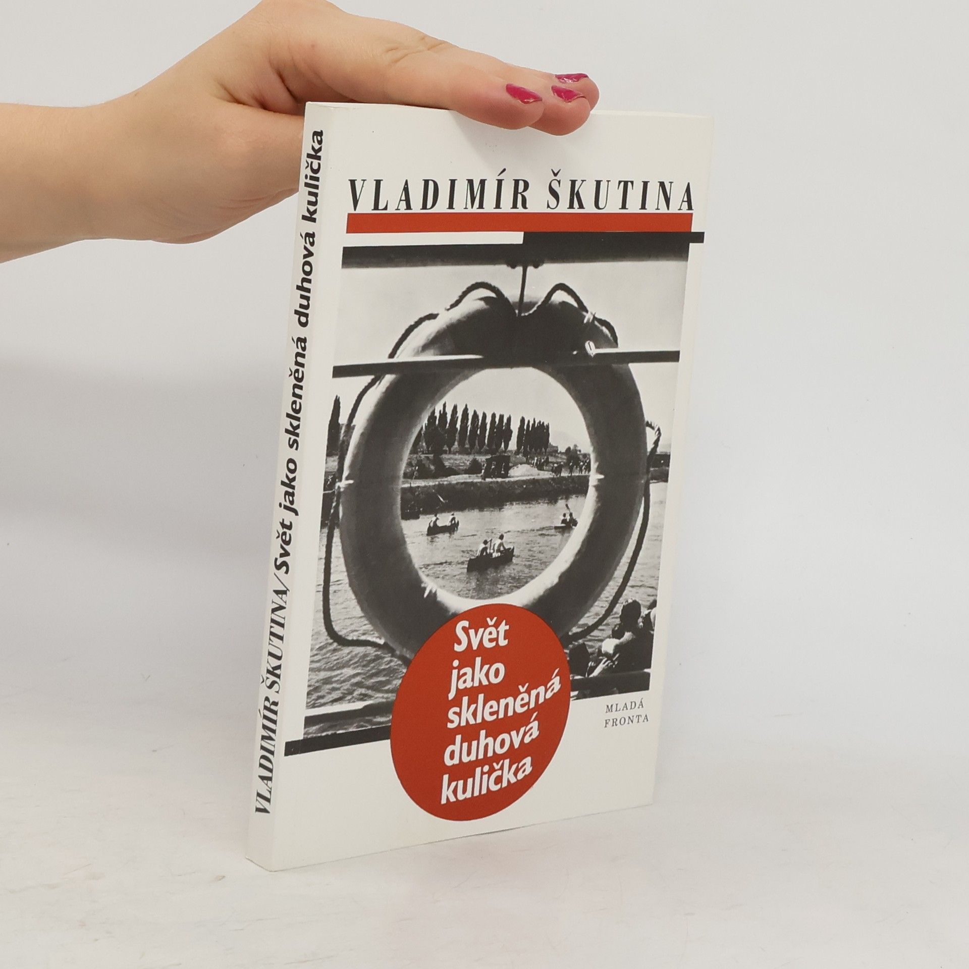 Svět jako skleněná duhová kulička