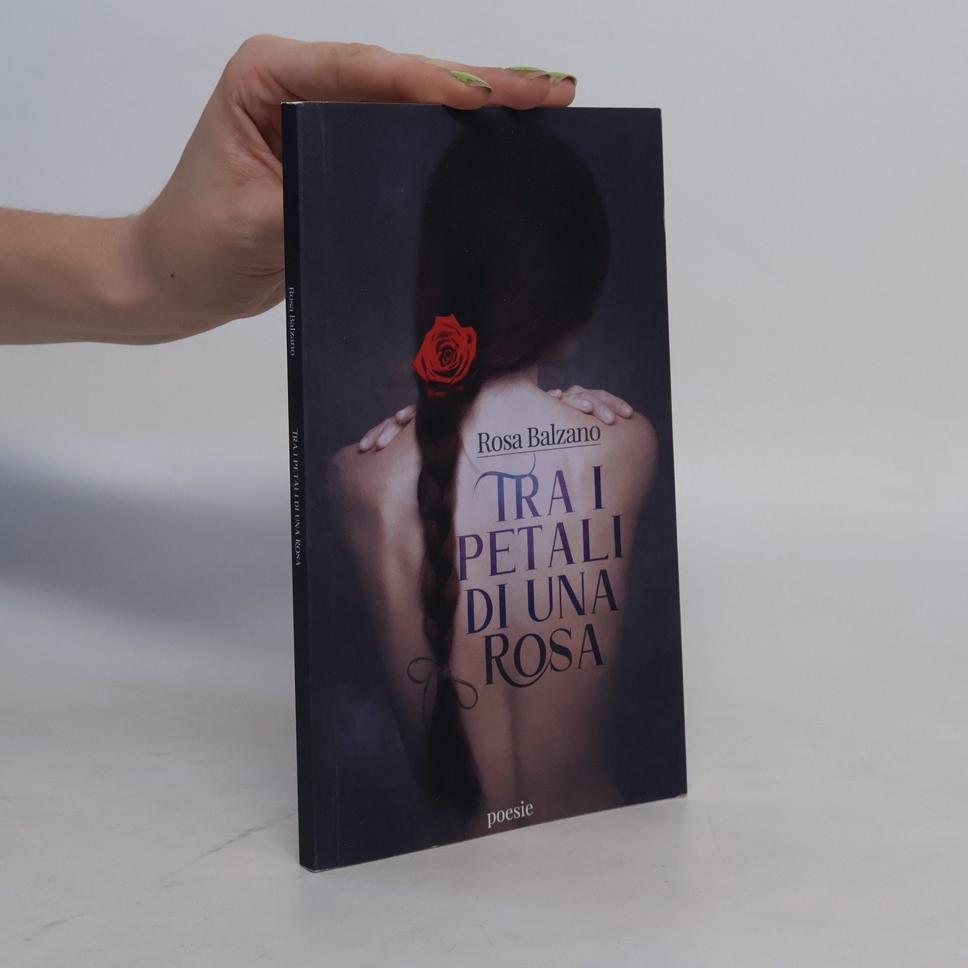 Rosa Balzano Tra i petali di una rosa