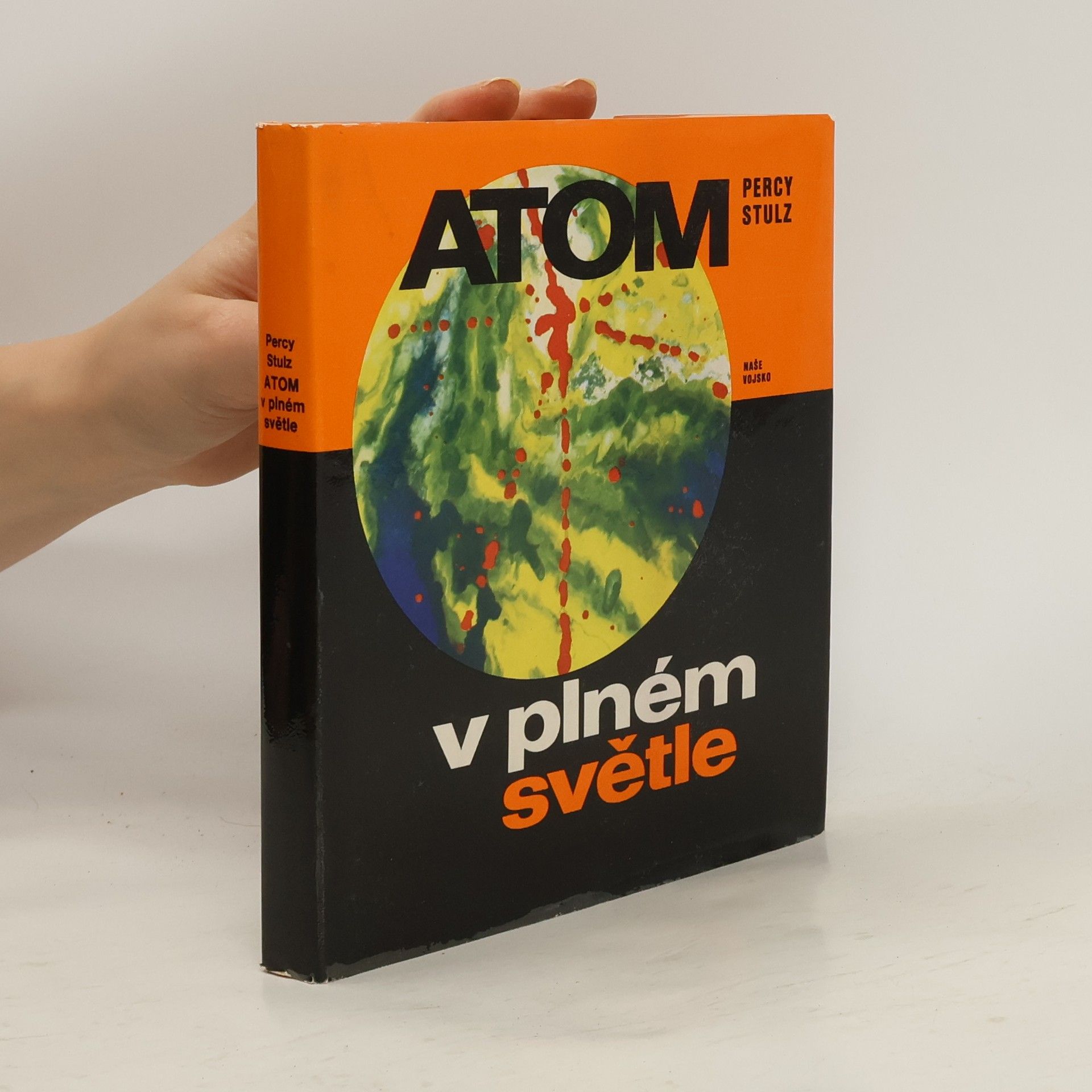 Atom v plném světle