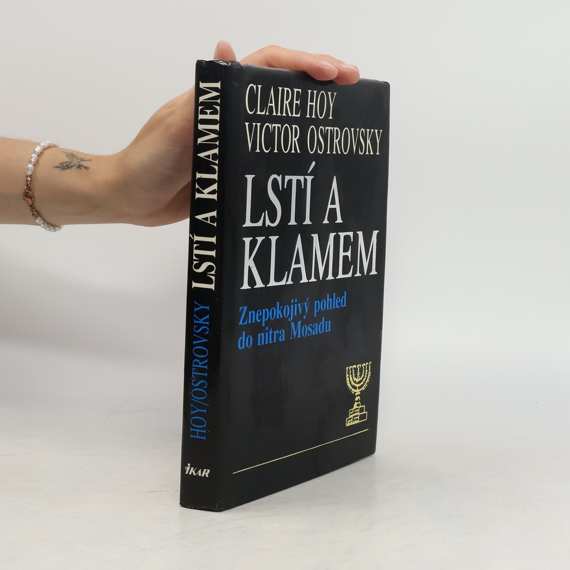 Claire Hoy Lstí a klamem: Znepokojivý pohled do nitra Mosadu