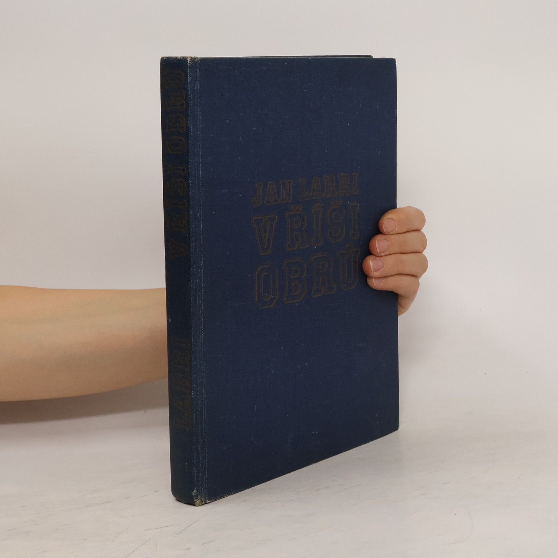 Larri Jan V říši obrů