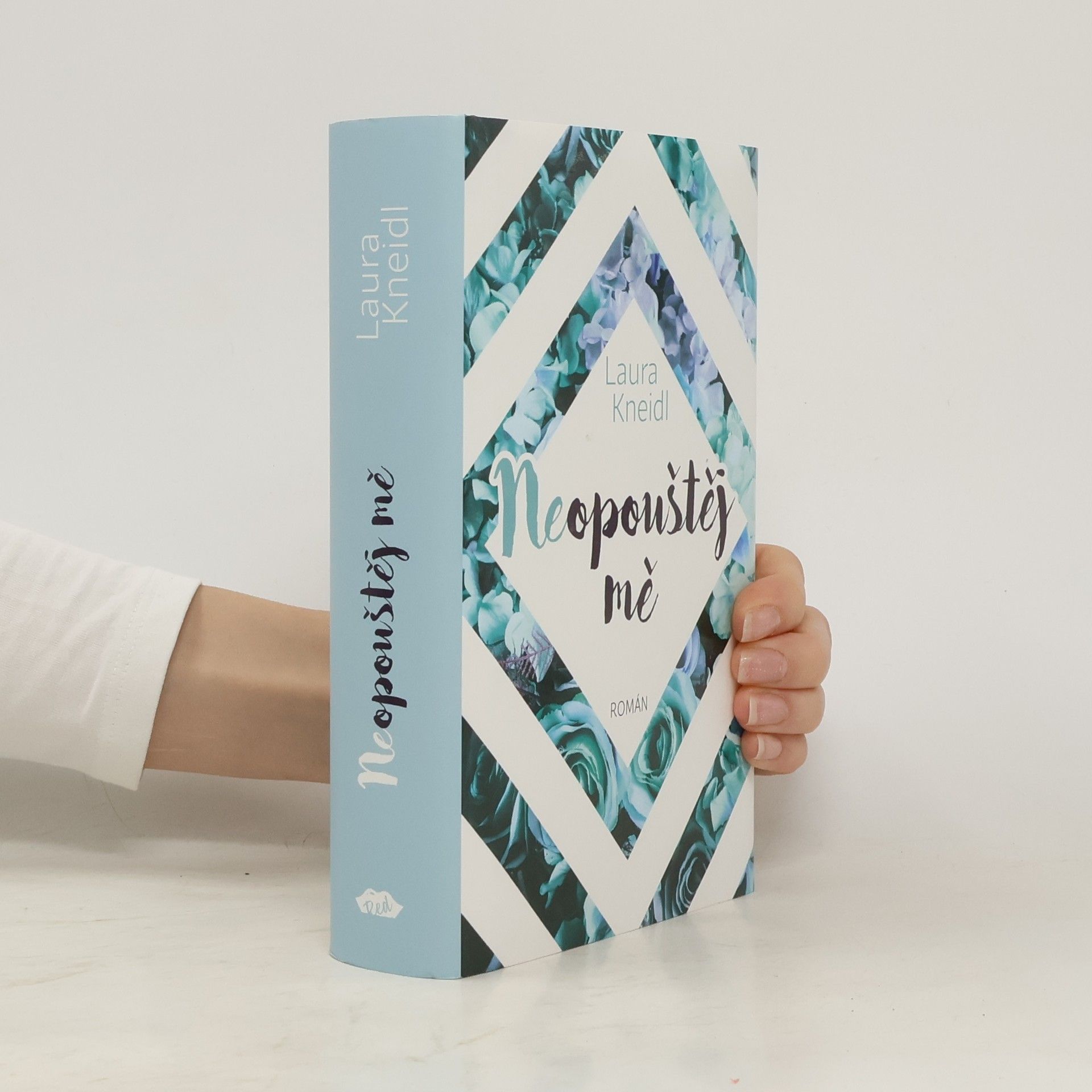 Laura Kneidl Neopouštěj mě