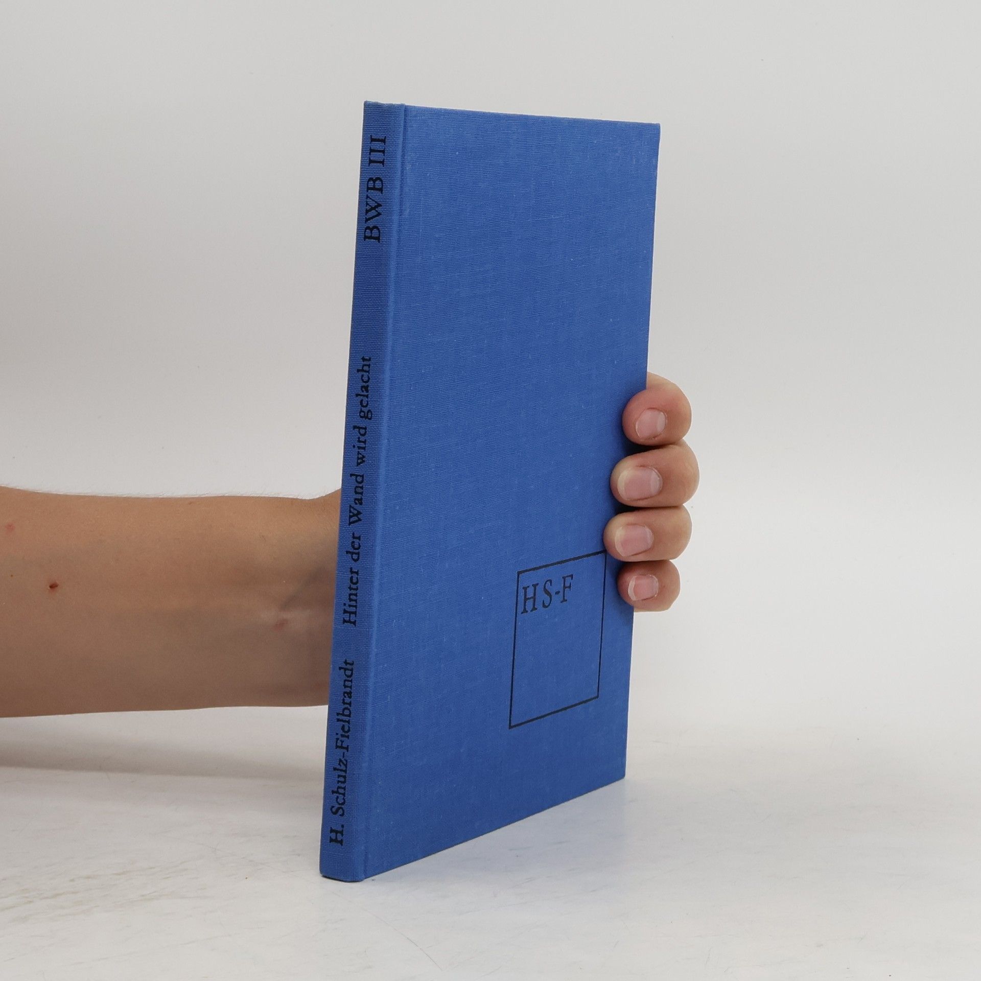 Hinter der Wand wird gelacht