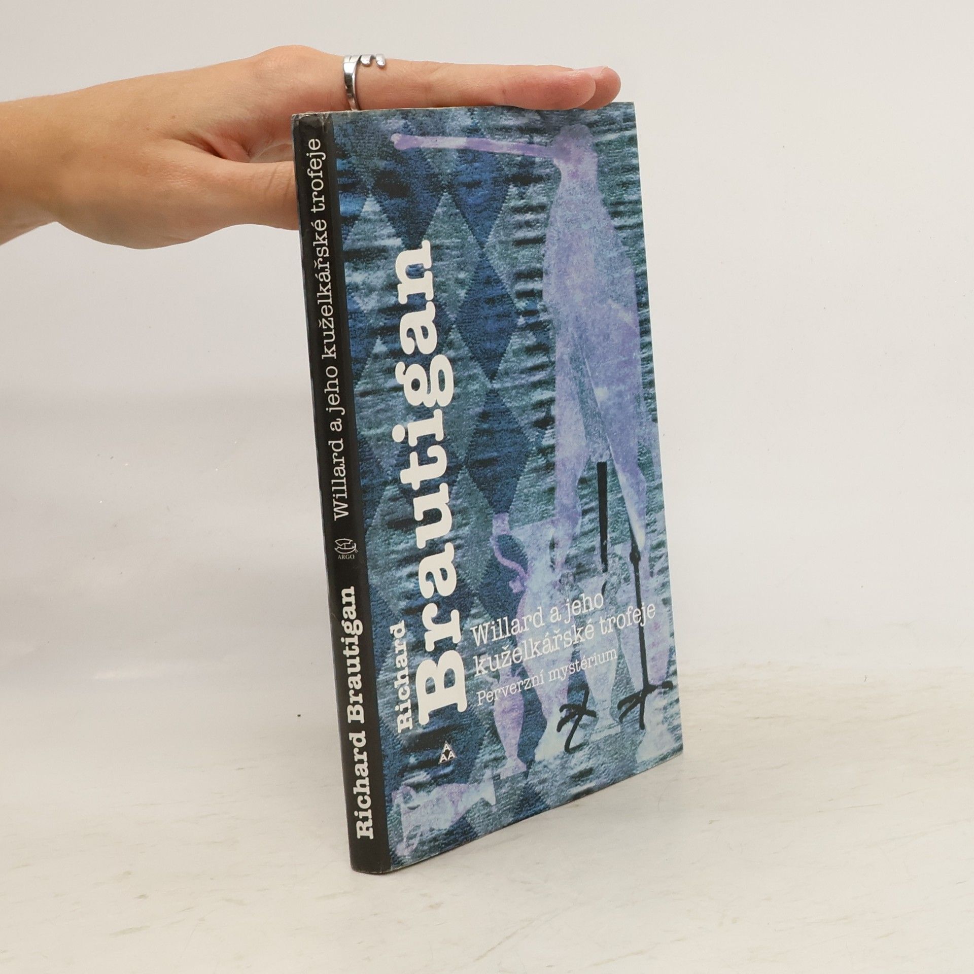 Libor Batrla Willard a jeho kuželkářské trofeje. Perverzní mystérium