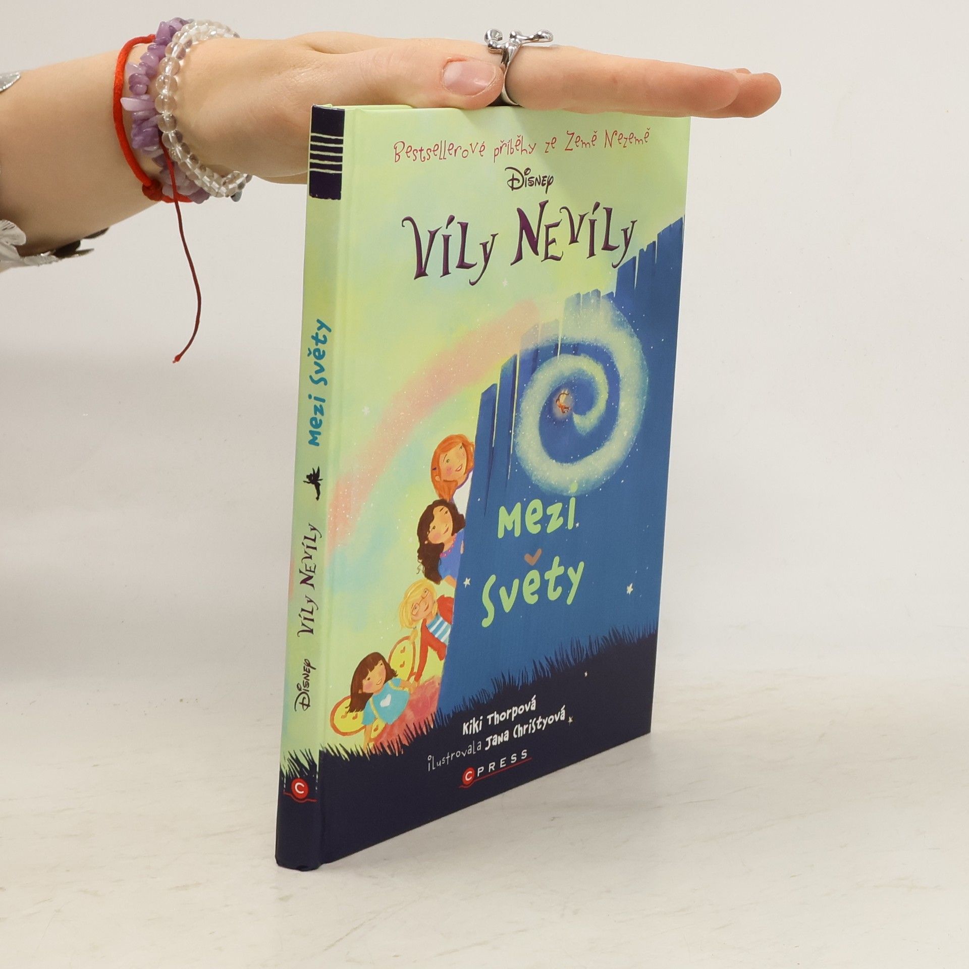 Kiki Thorpe Víly nevíly : bestsellerové příběhy ze Země Nezemě. Mezi světy