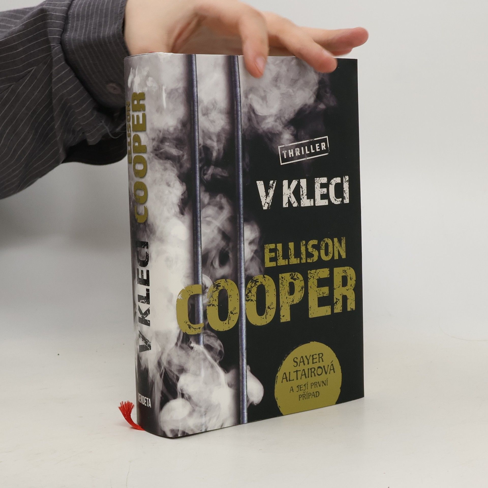 Ellison Cooper V kleci
