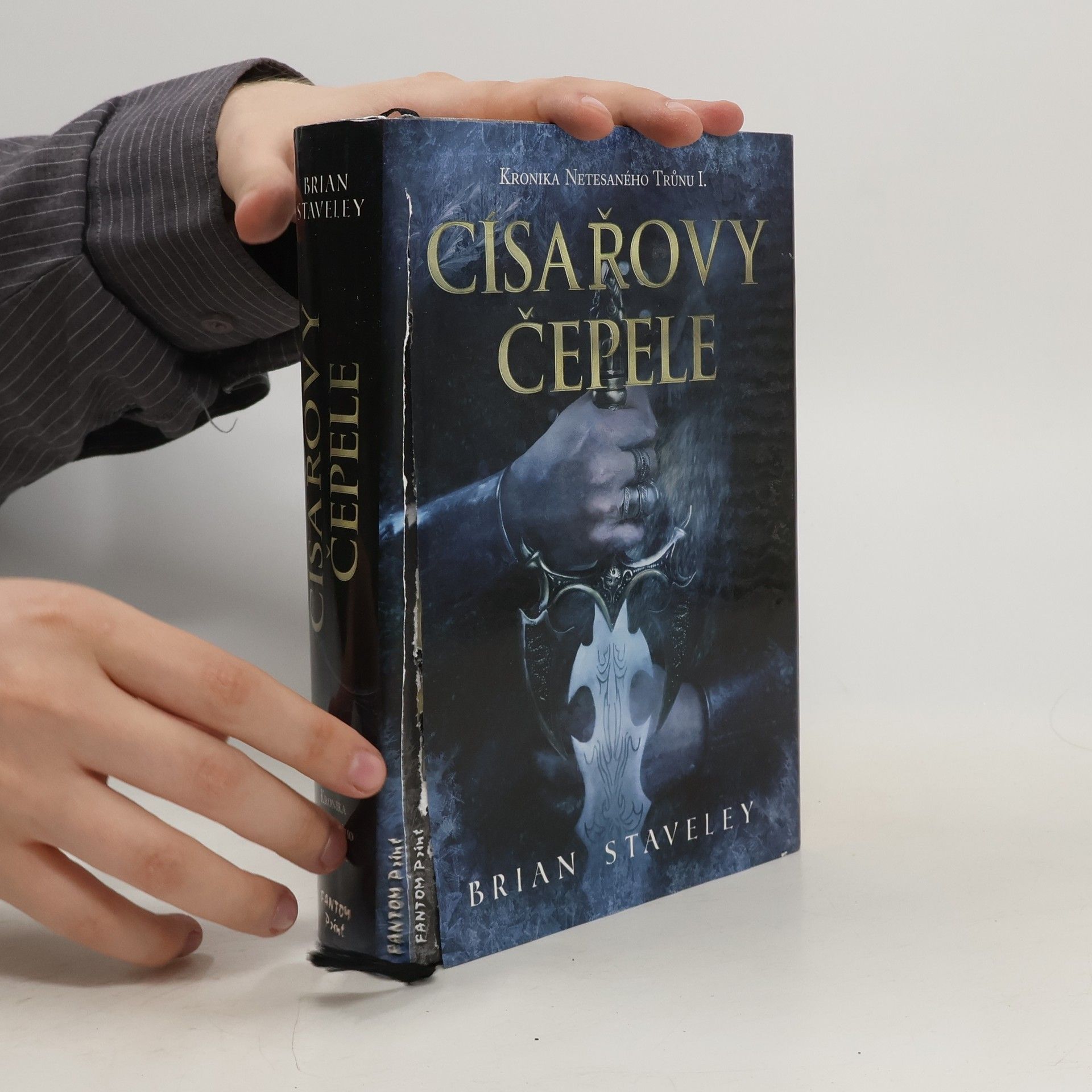 Císařovy čepele. Kronika netesaného trůnu. Díl 1.