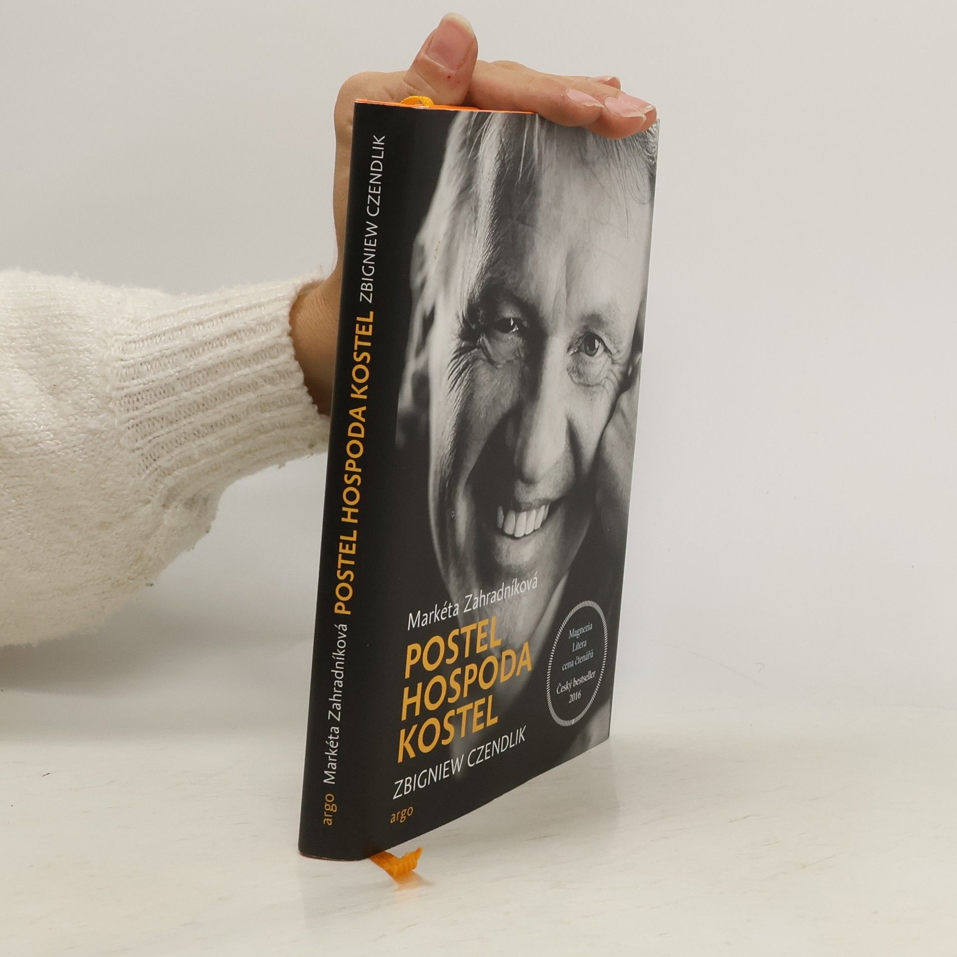 Postel, hospoda, kostel