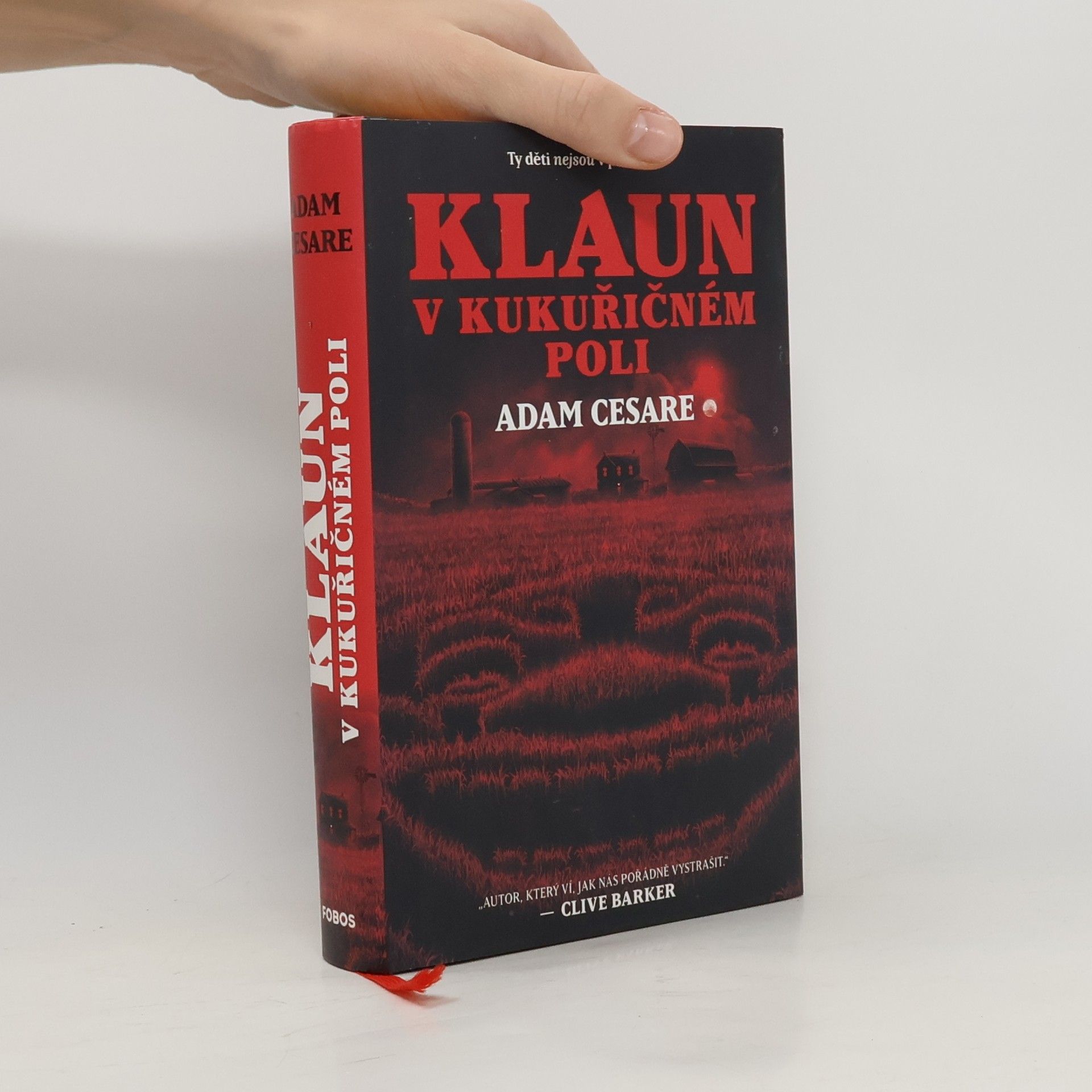 Klaun v kukuřičném poli