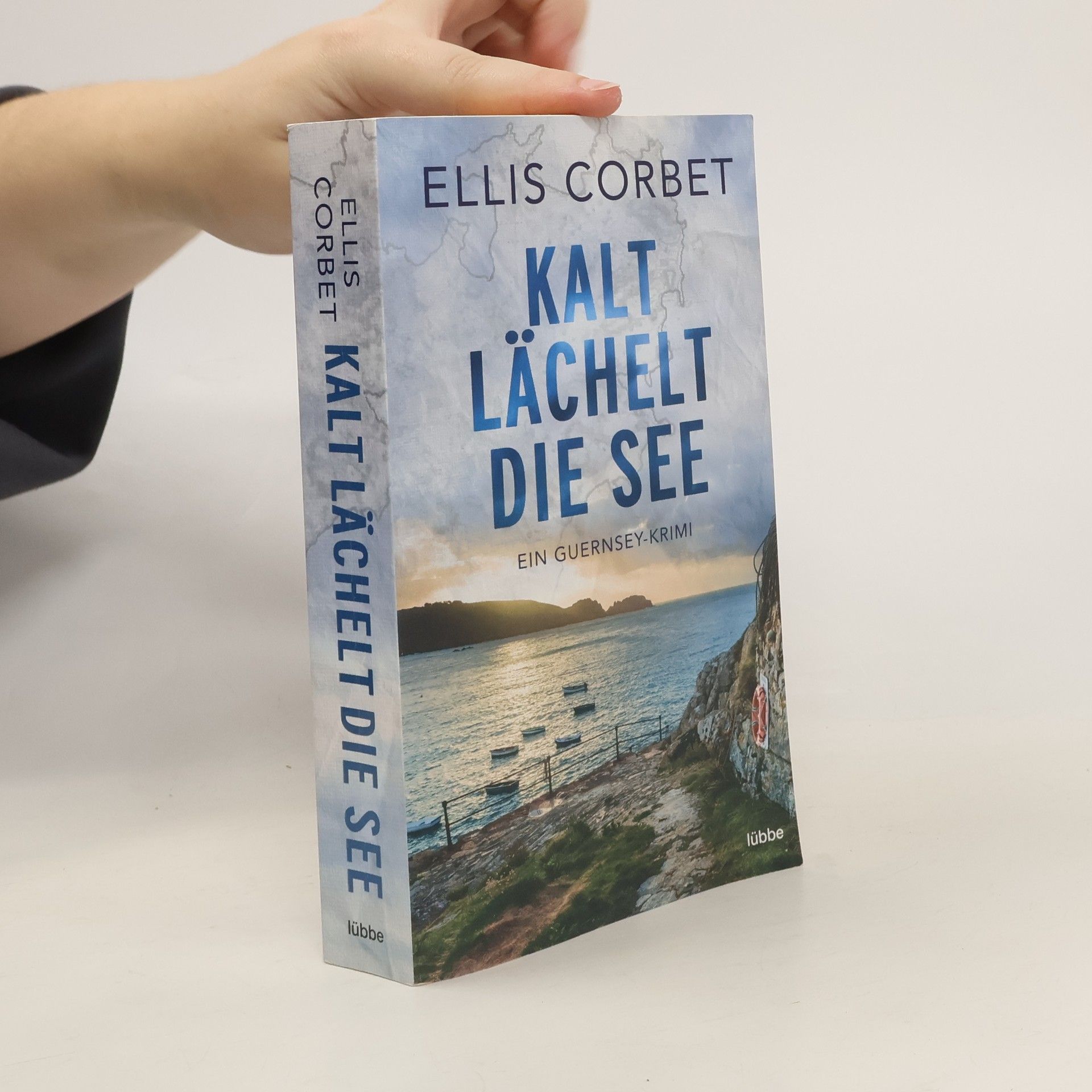 Kalt lächelt die See