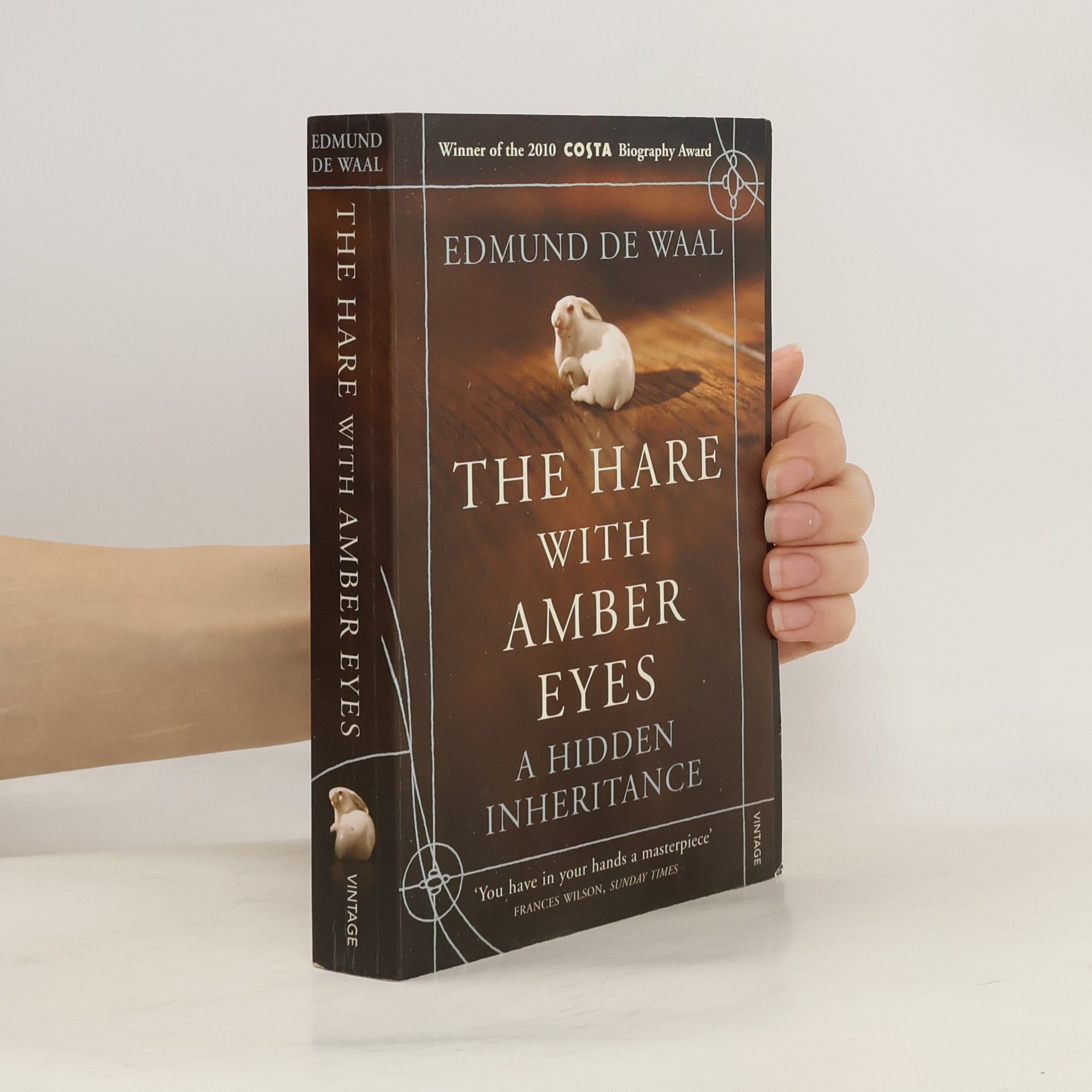 The hare with amber eyes. A hidden inheritance