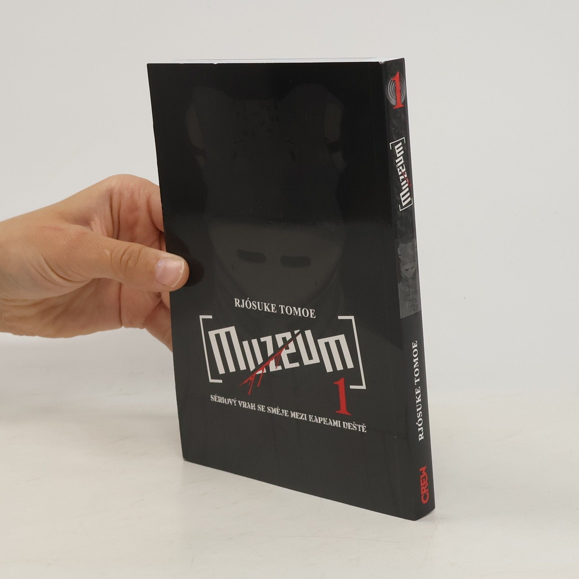 Muzeum. Sériový vrah se směje mezi kapkami deště