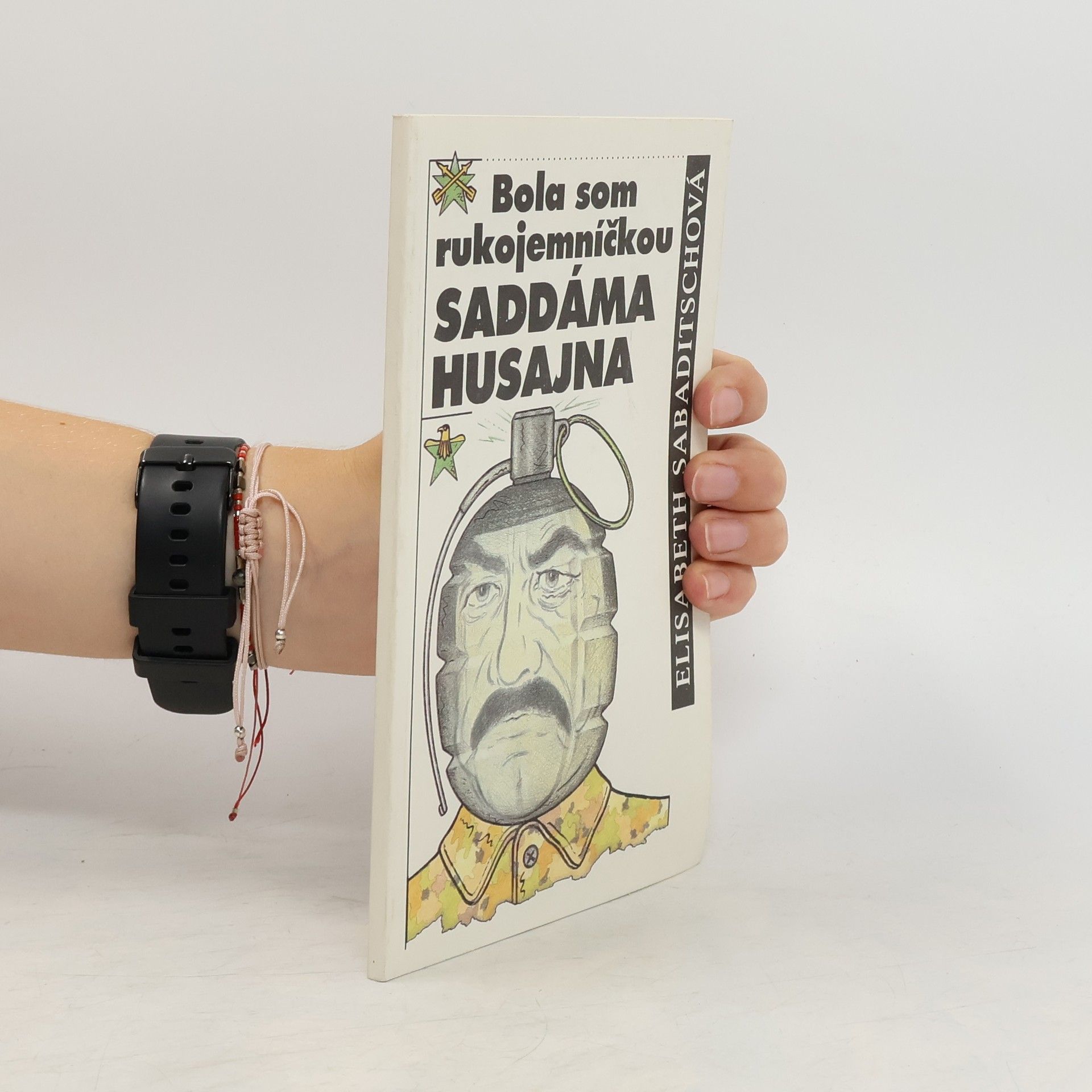 Elisabeth Sabaditsch Bola som rukojemníčkou Saddáma Husajna