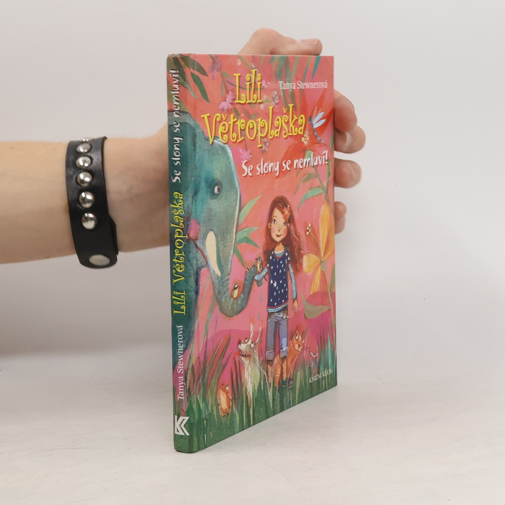 Tanya Stewner Lili Větroplaška. Se slony se nemluví!