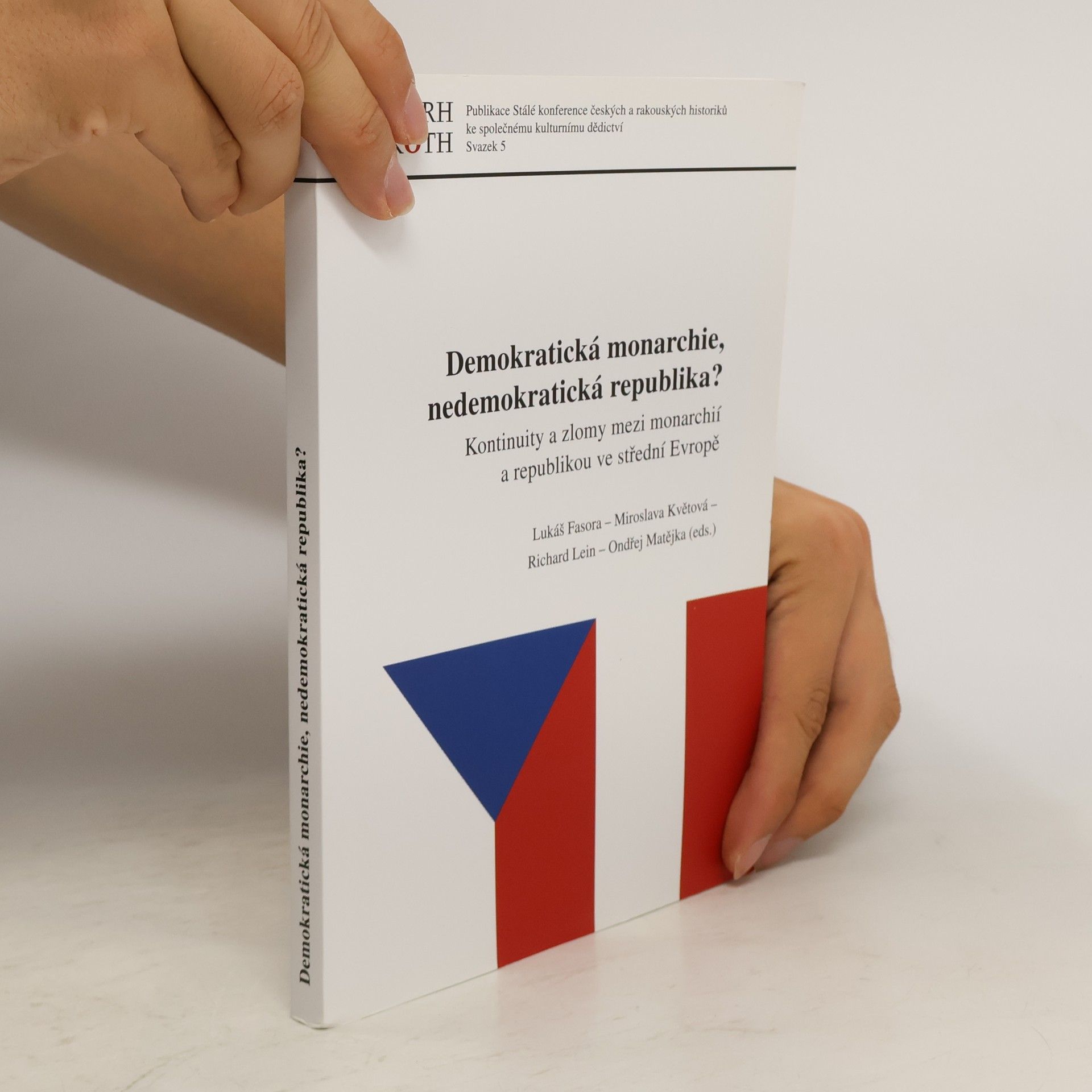 Demokratická monarchie, nedemokratická republika? : kontinuity a zlomy mezi monarchií a republikou ve střední Evropě