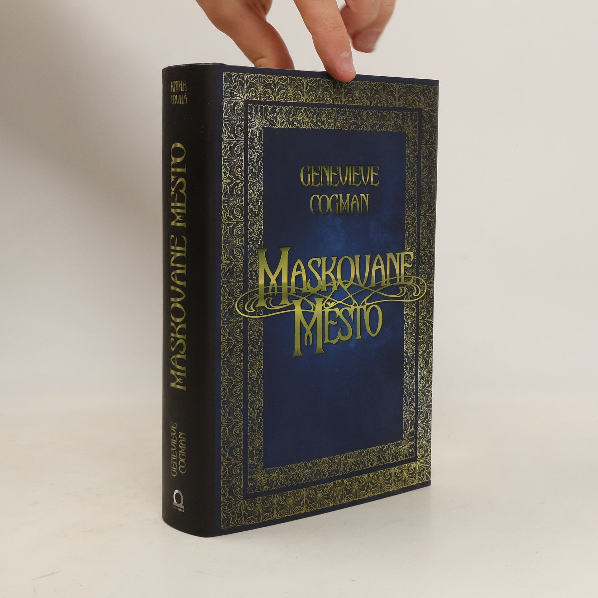 Genevieve Cogman Neviditelná knihovna. Kniha druhá, Maskované město