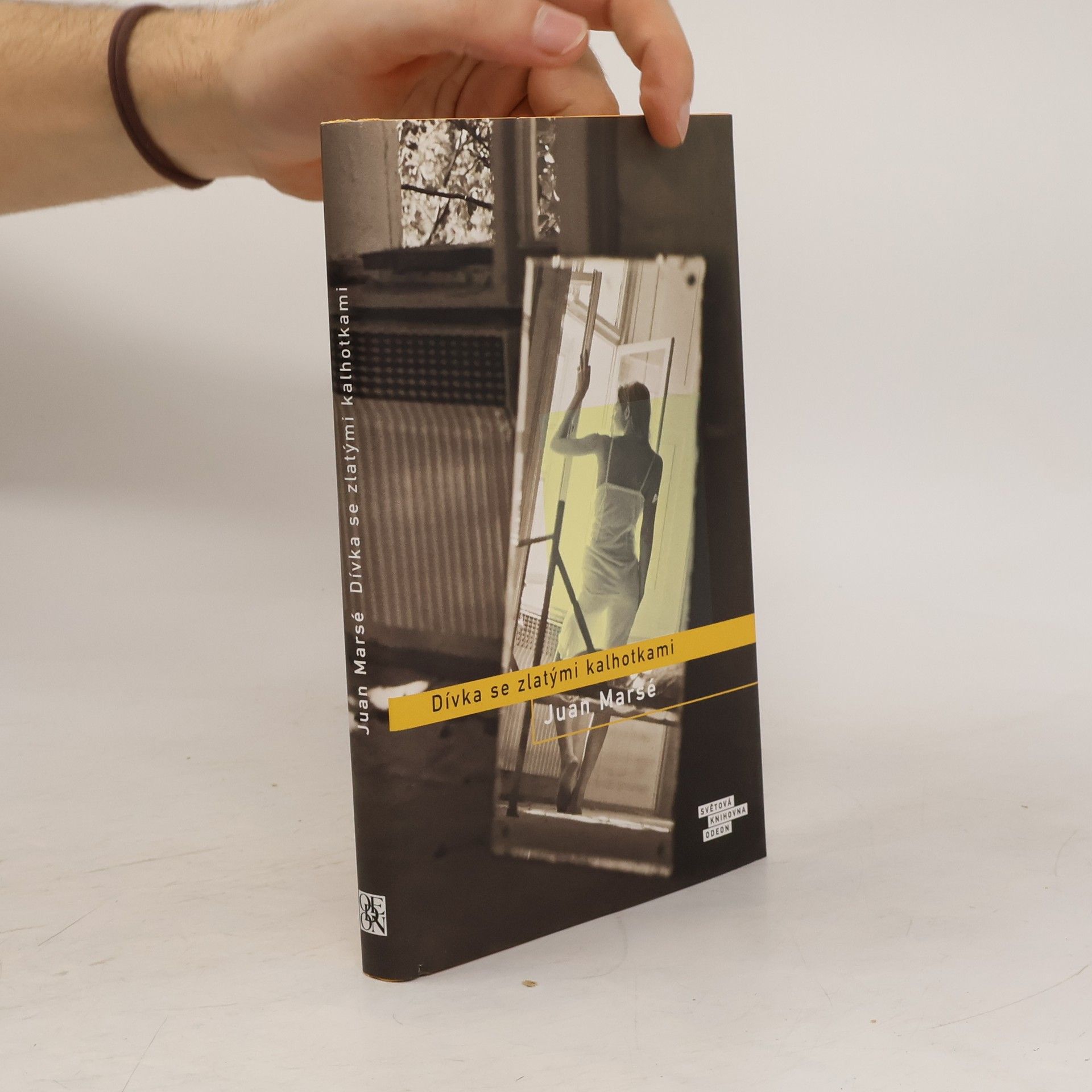 Dívka se zlatými kalhotkami