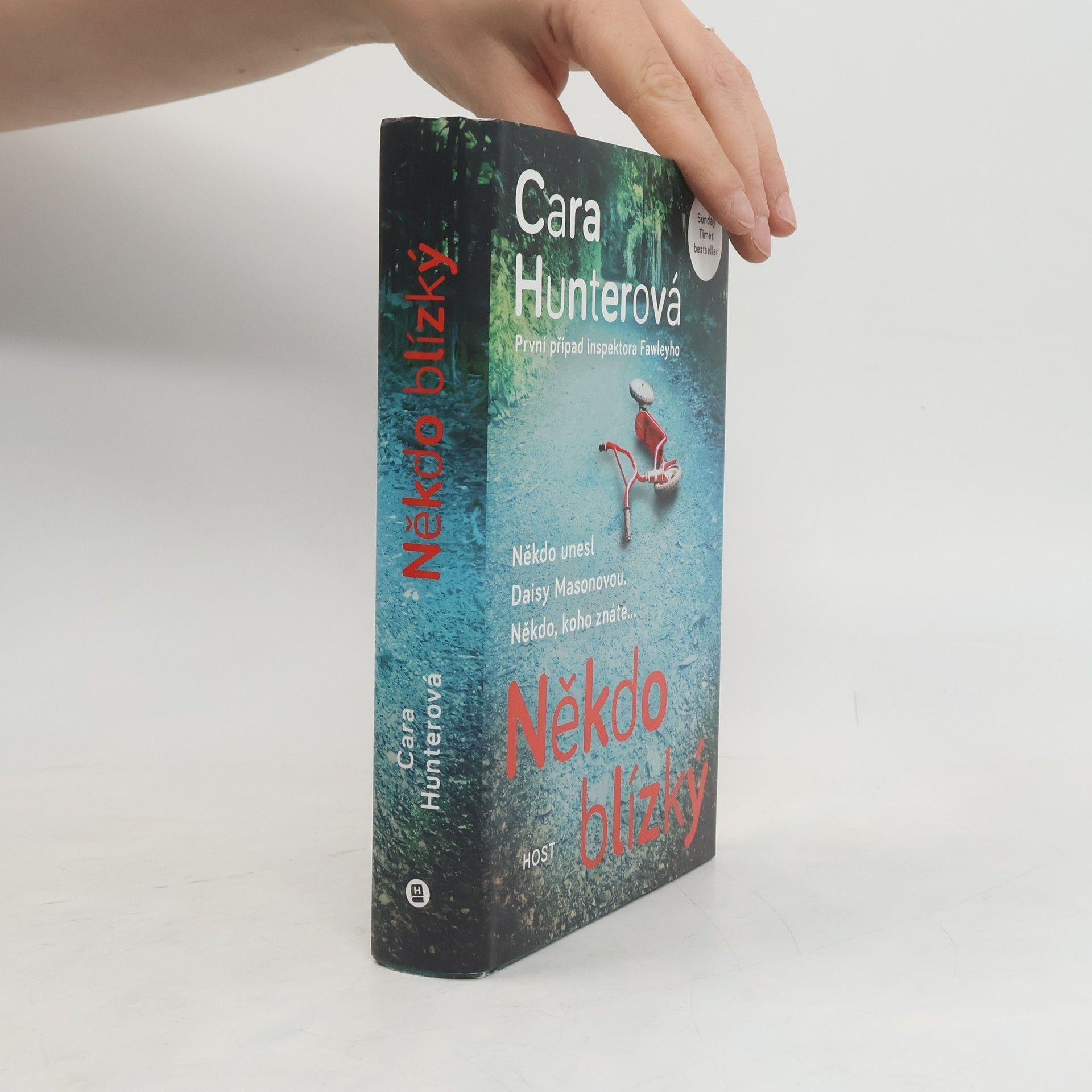 Někdo blízký. První případ inspektora Fawleyho