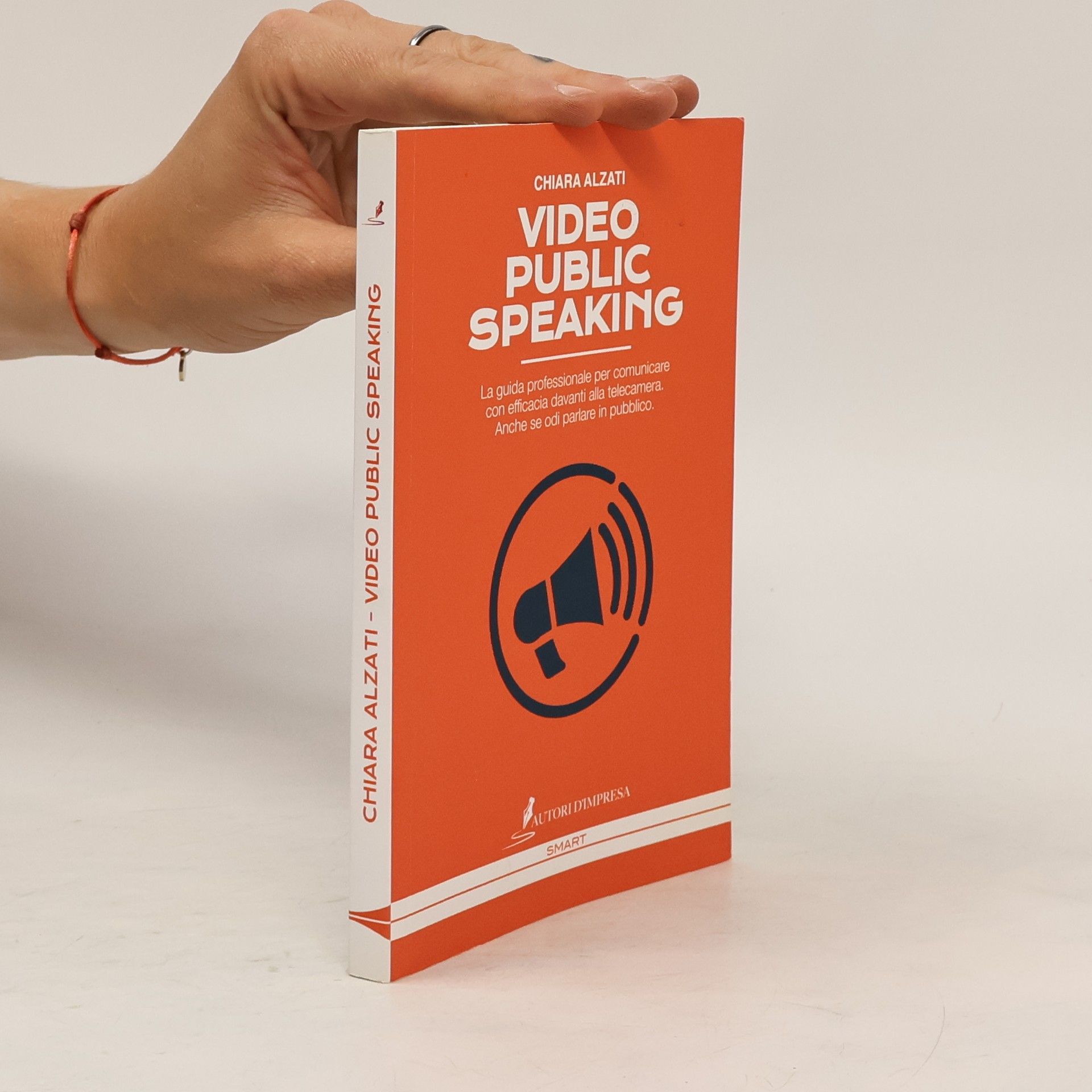 Chiara Alzati Video Public Speaking. La guida professionale per comunicare con efficacia davanti alla telecamera. Anche se odi parlare in pubblico.