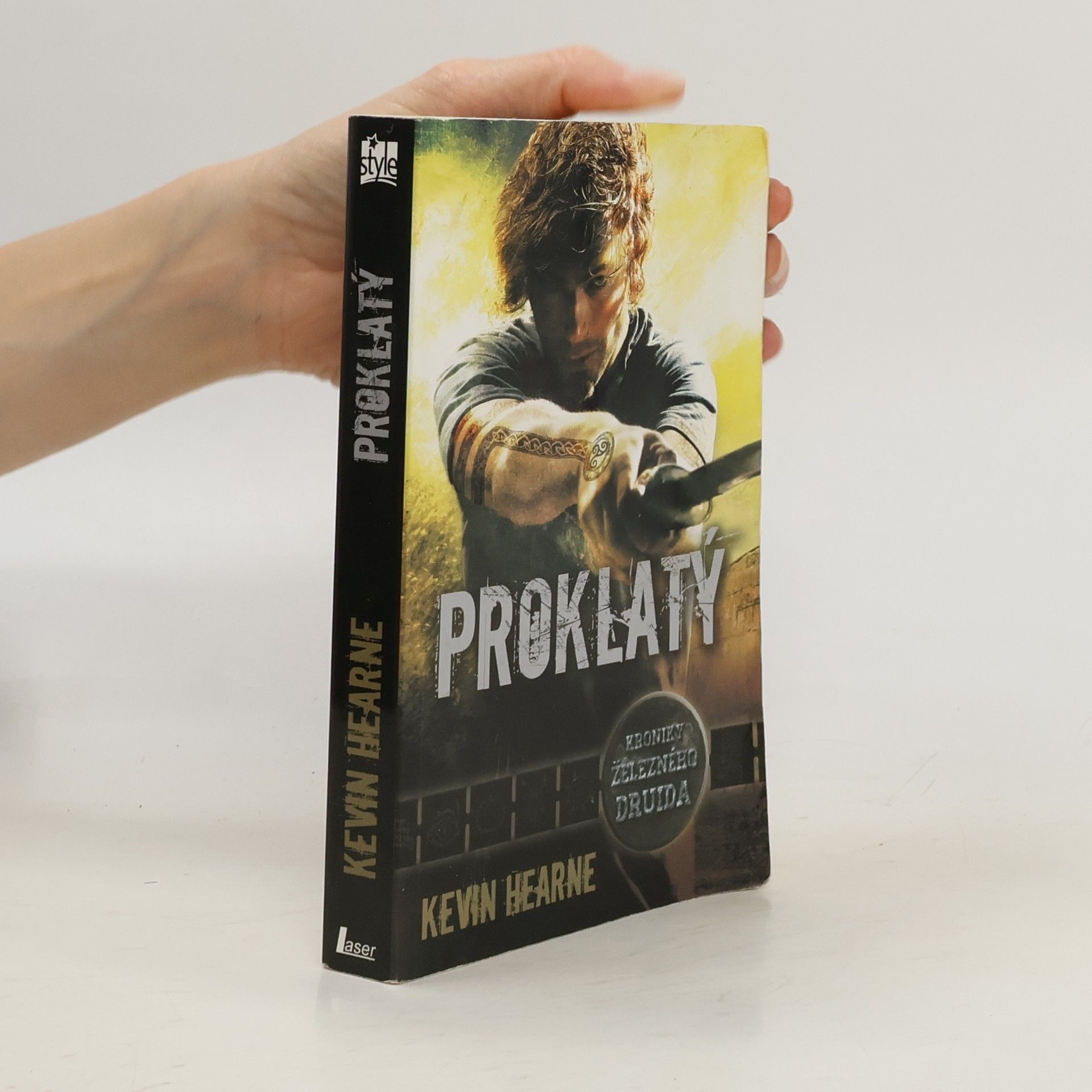 Kevin Hearne Proklatý. Kroniky železného druida