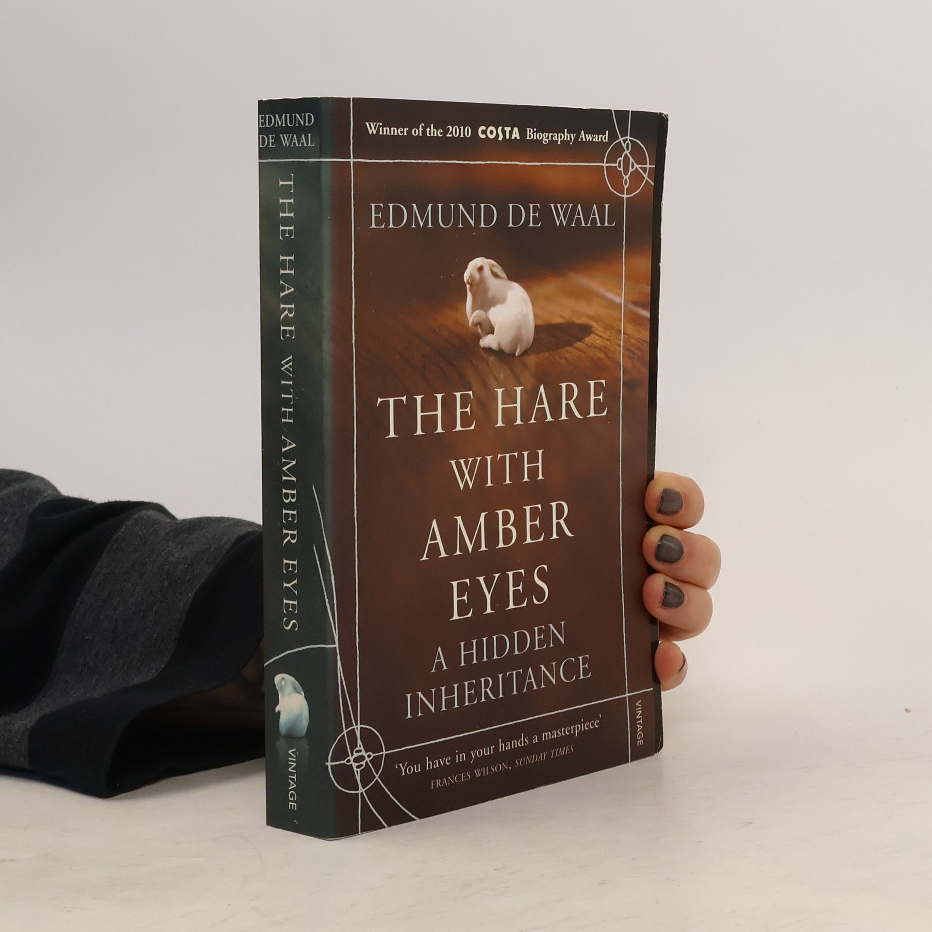 The hare with amber eyes. A hidden inheritance