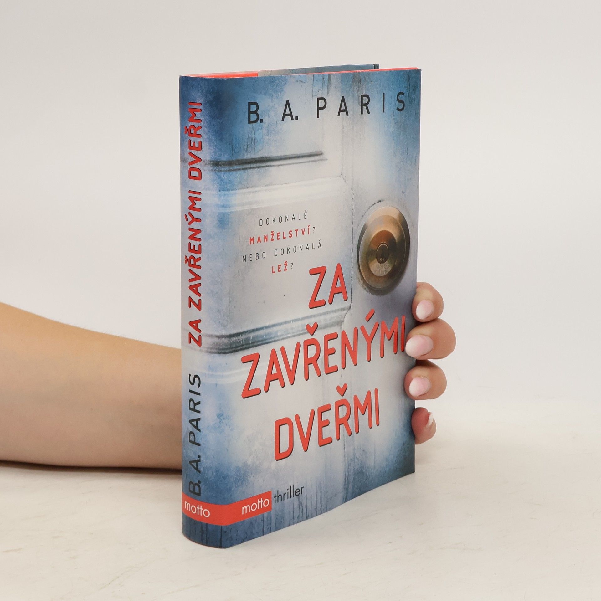 B. A. Paris Za zavřenými dveřmi