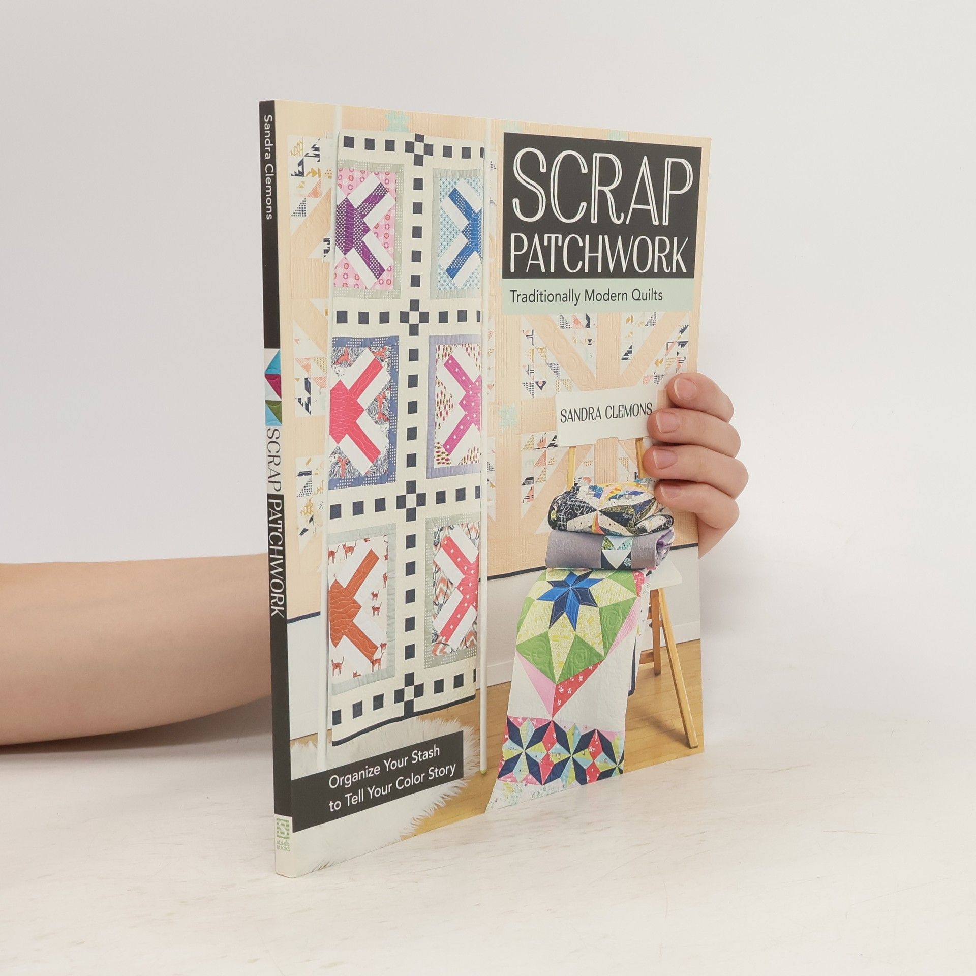 Sandra Clemons Scrap patchwork : traditionally modern quilts : organize your stash to tell your color story