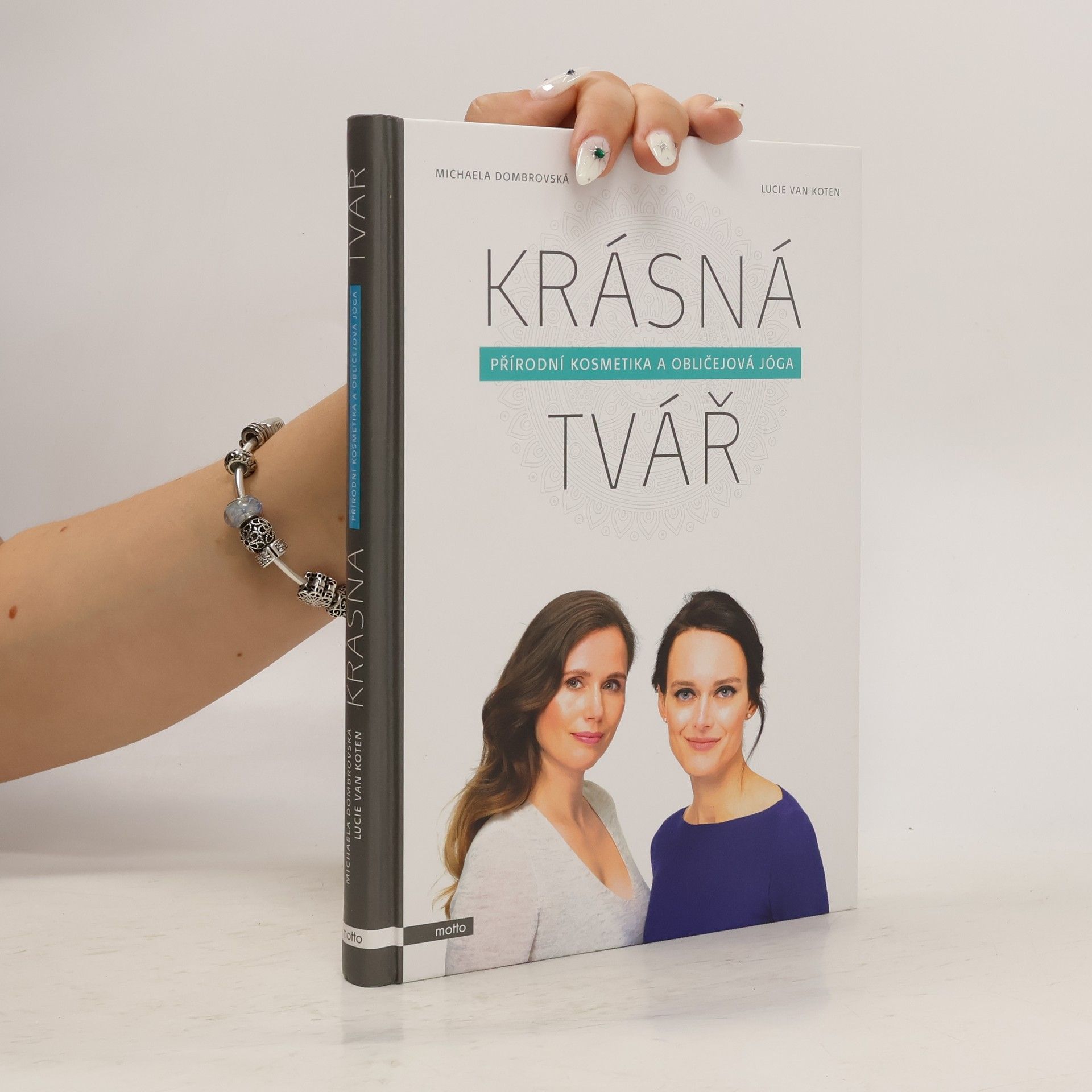 Michaela Dombrovská Krásná tvář : přírodní kosmetika a obličejová jóga