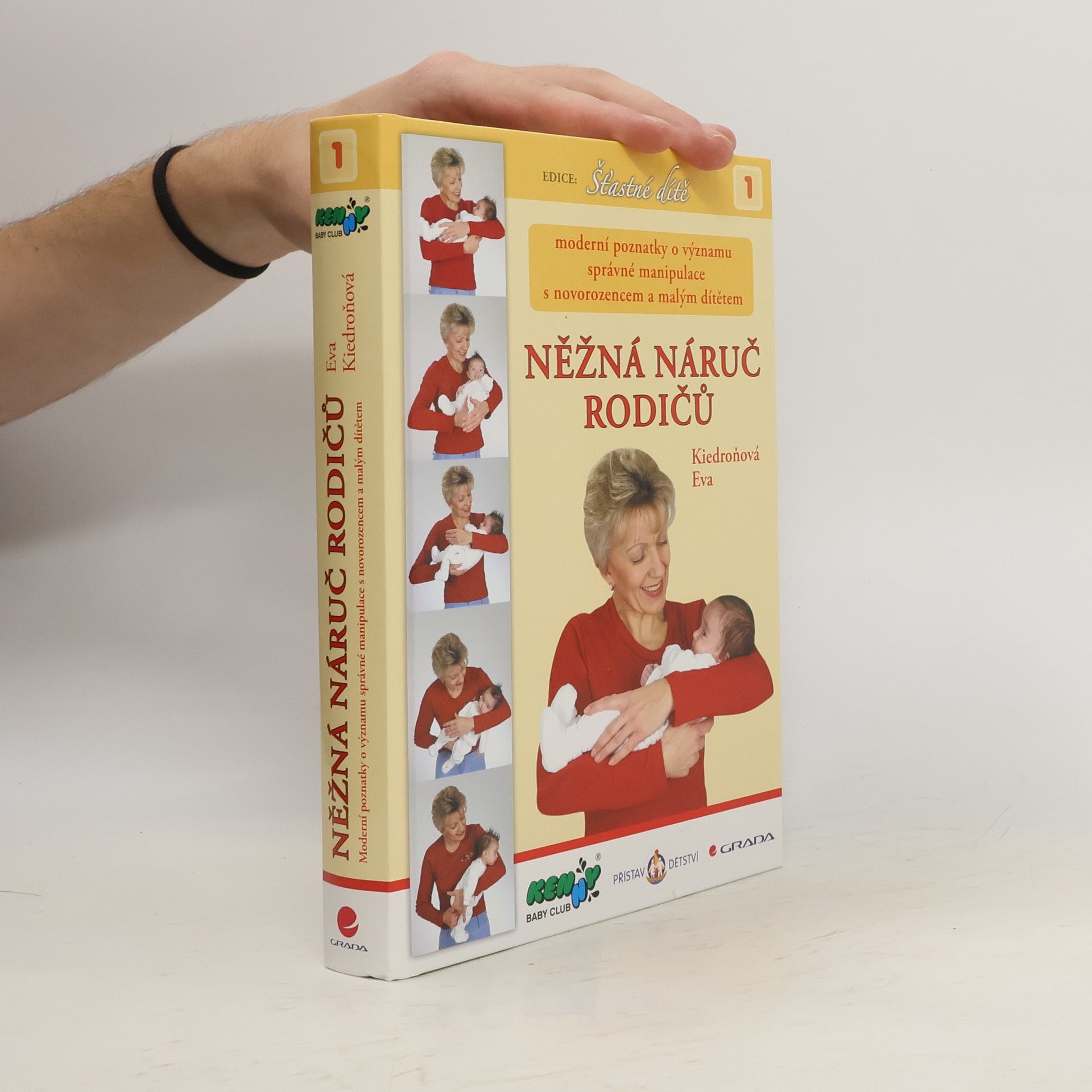 Něžná náruč rodičů