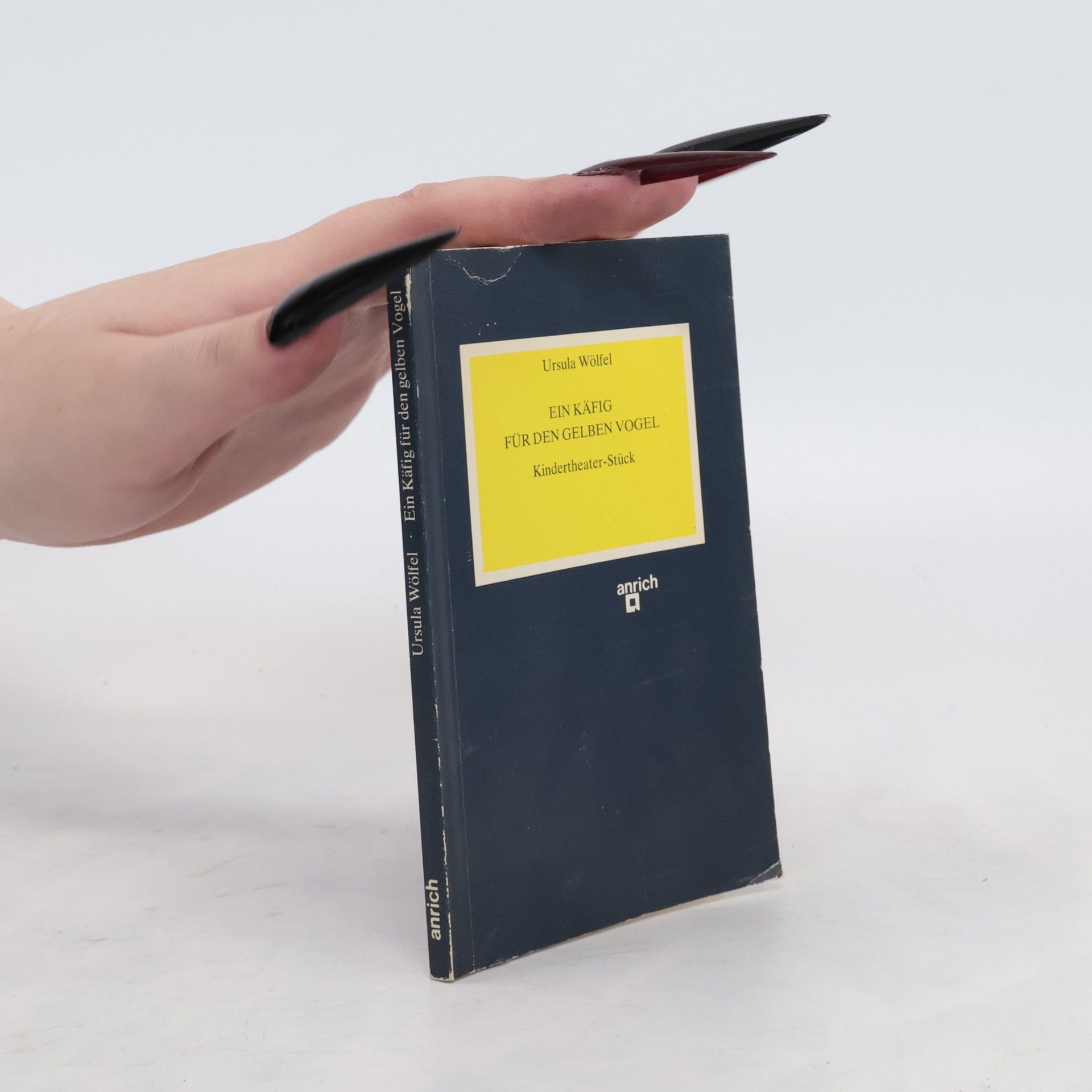 Ein Käfig für den gelben Vogel