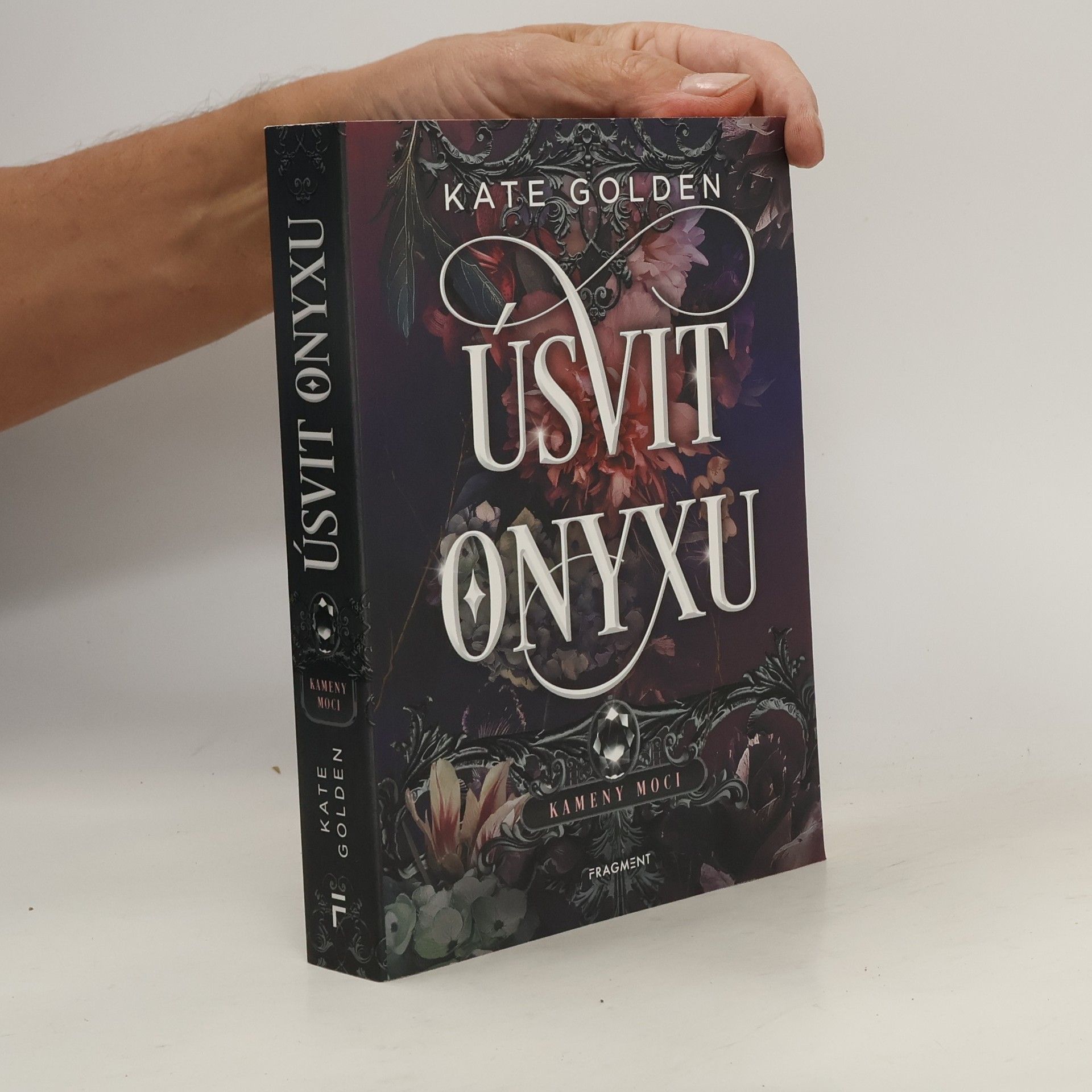 Kate Golden Kameny moci. Úsvit Onyxu