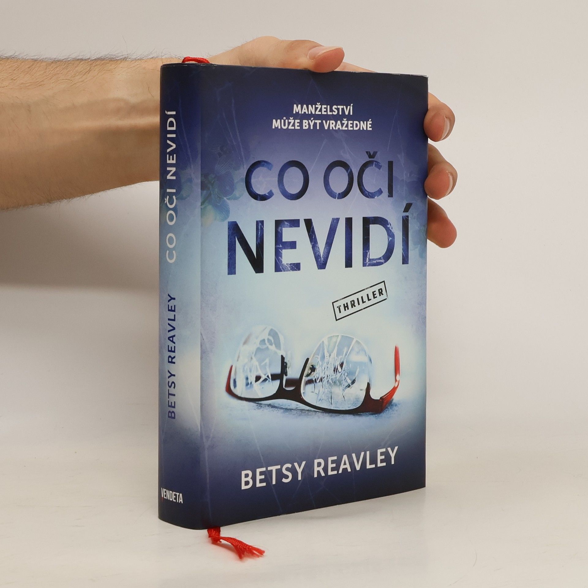 Betsy Reavley Co oči nevidí