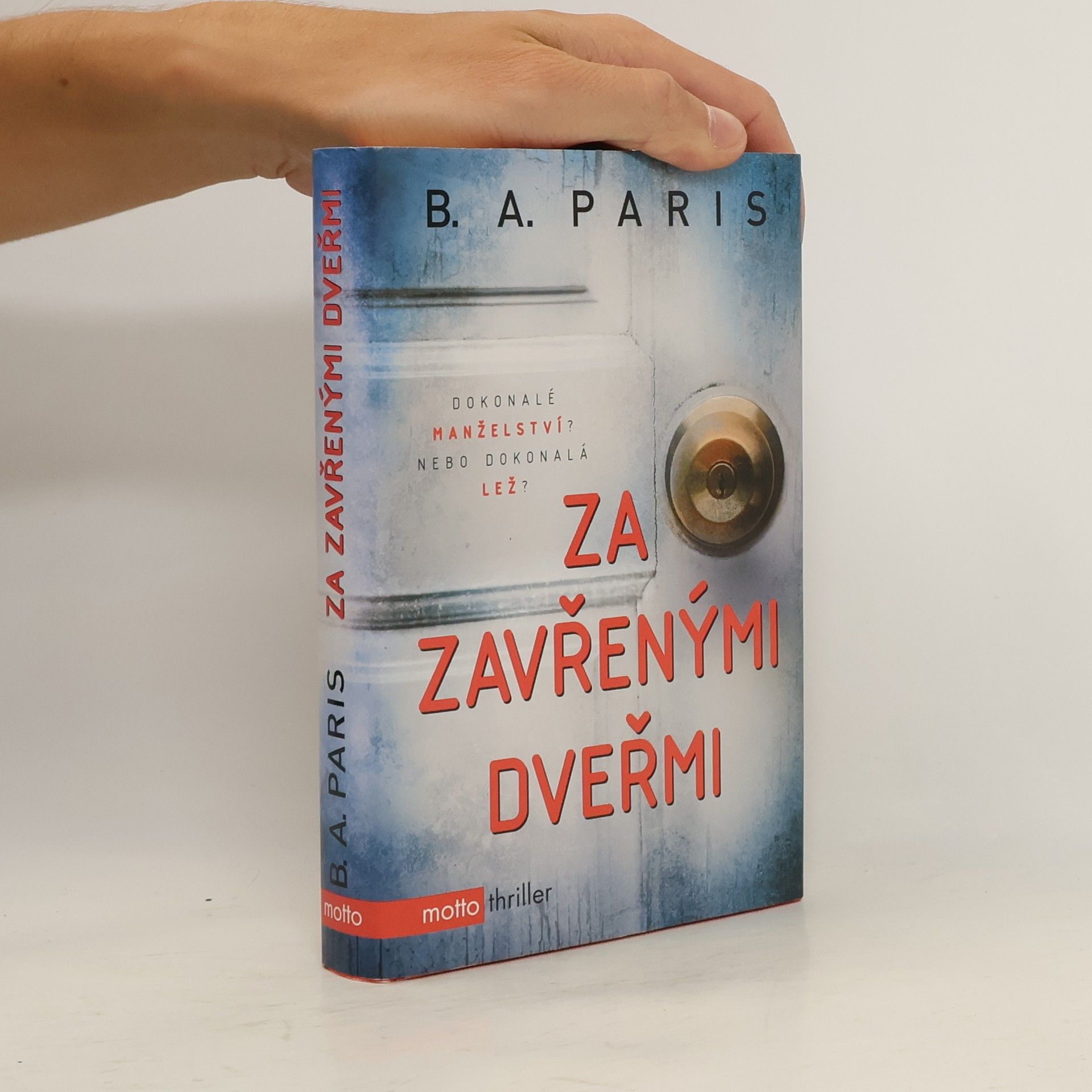 B. A. Paris Za zavřenými dveřmi