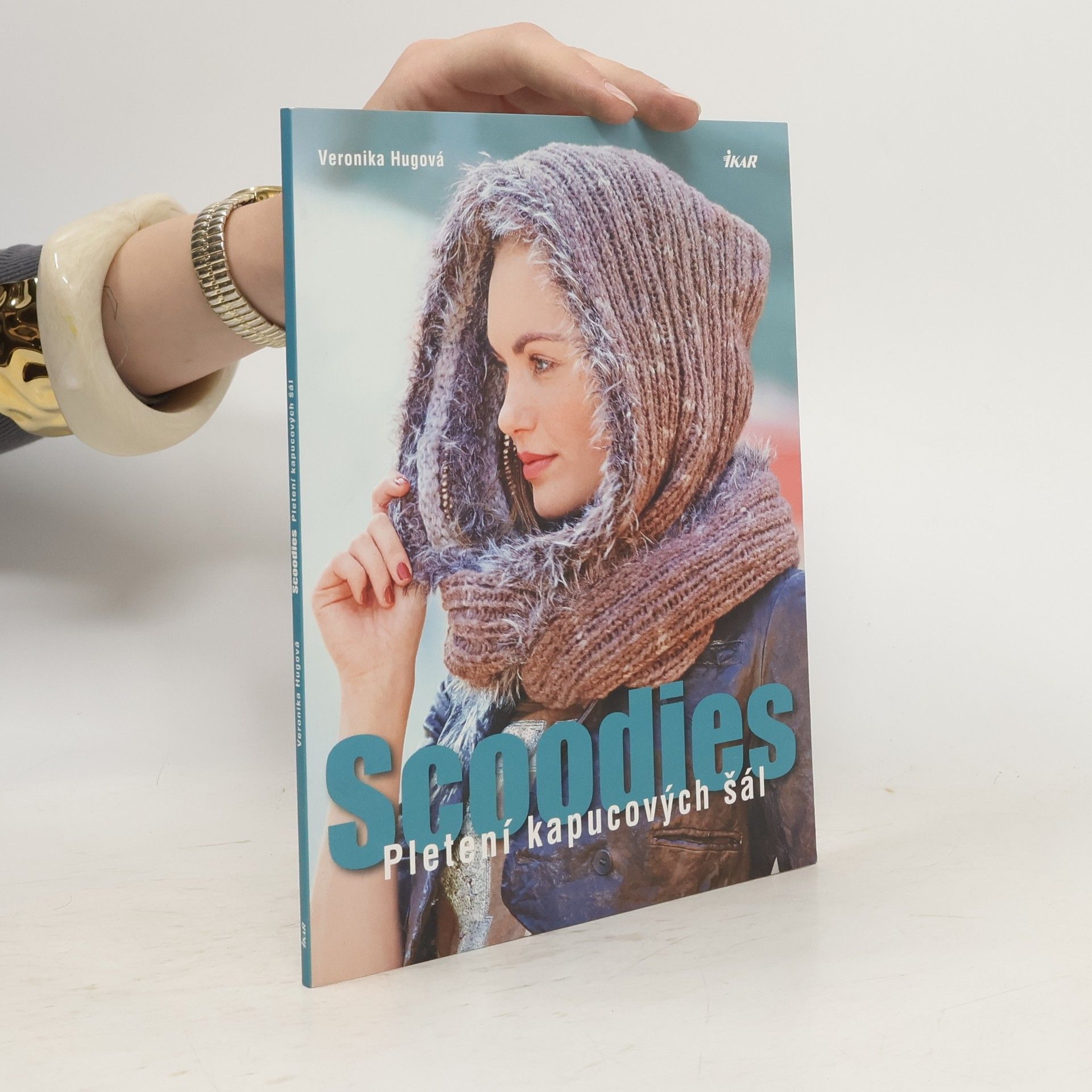 Veronika Hug Scoodies : pletení kapucových šál