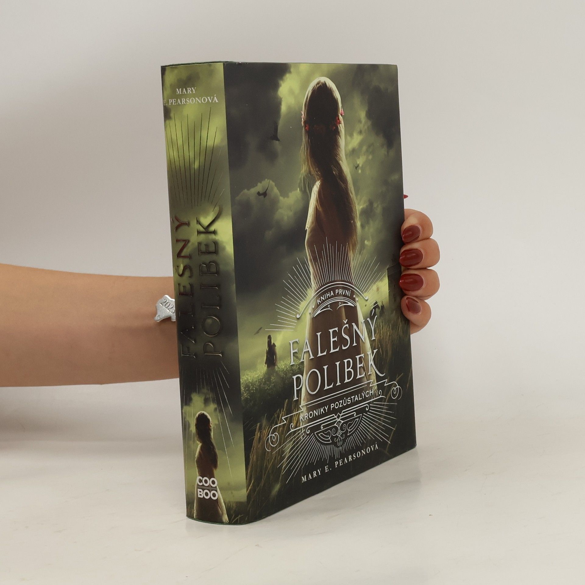 Mary E. Pearson Kroniky pozůstalých. Kniha první, Falešný polibek