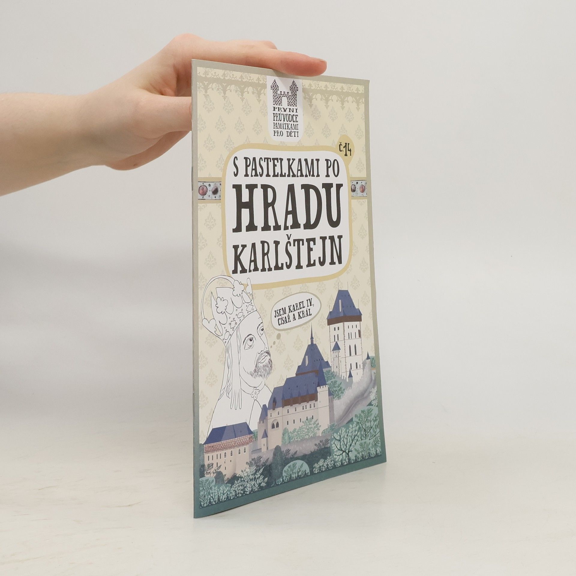 Eva Chupíková S pastelkami po hradu Karlštejn