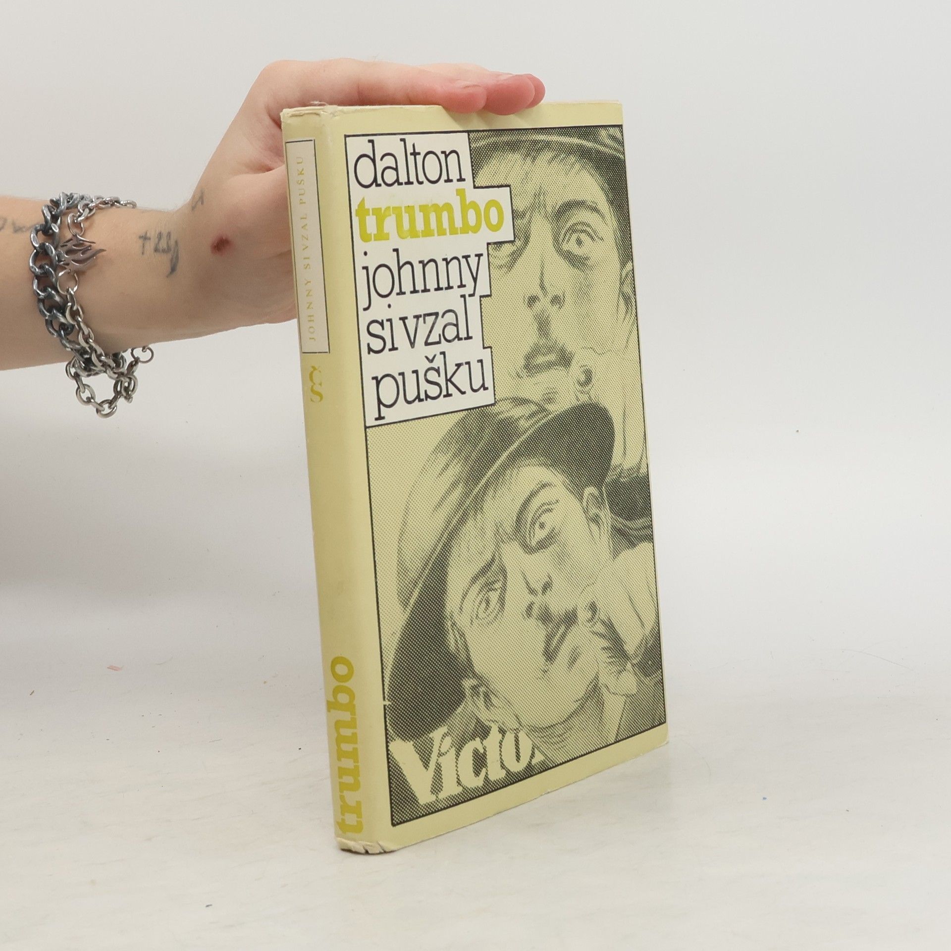 Dalton Trumbo Johnny si vzal pušku