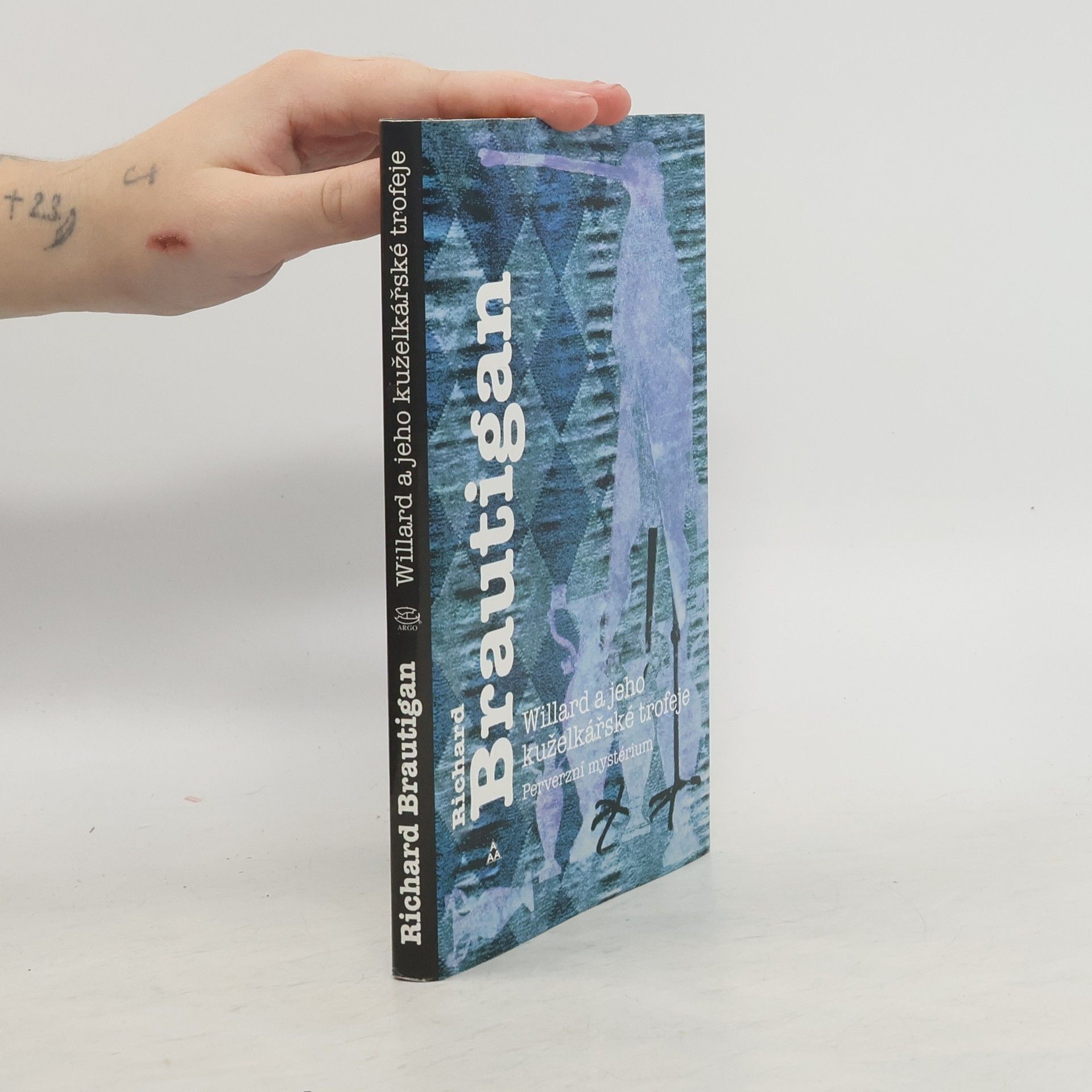 Libor Batrla Willard a jeho kuželkářské trofeje. Perverzní mystérium