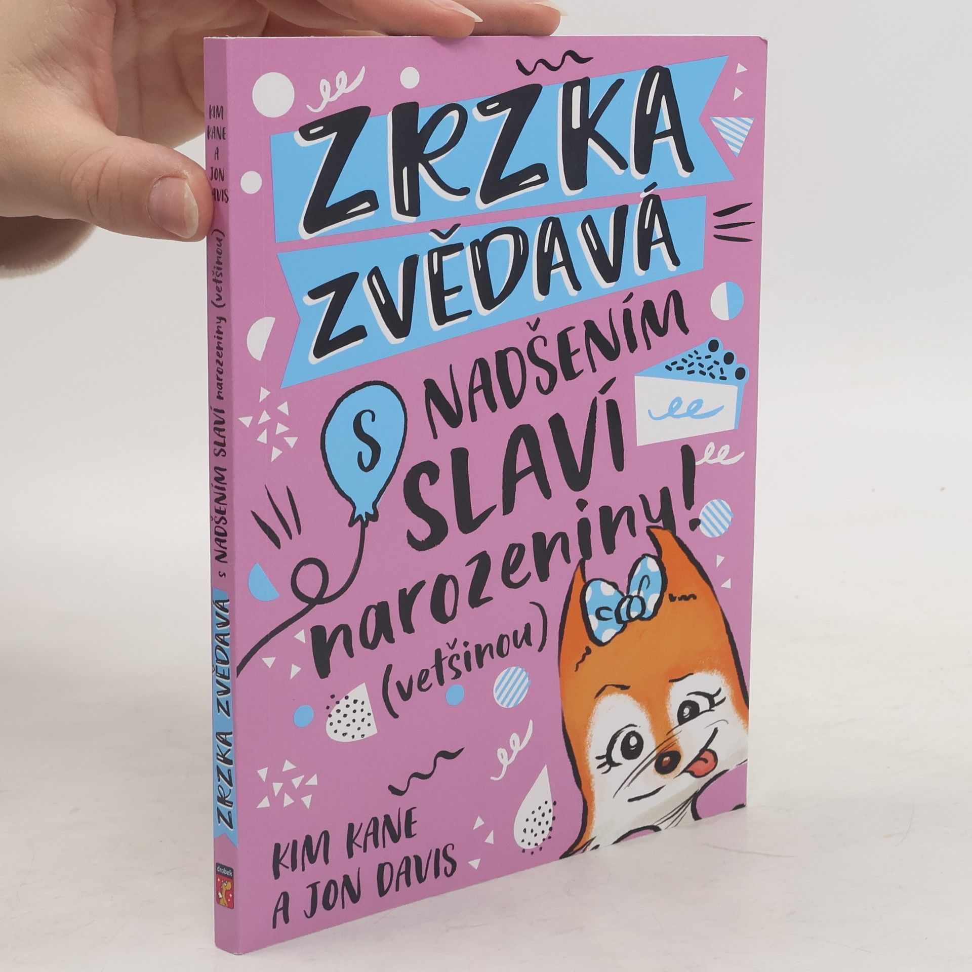 Zrzka Zvědavá s nadšením slaví narozeniny (většinou)