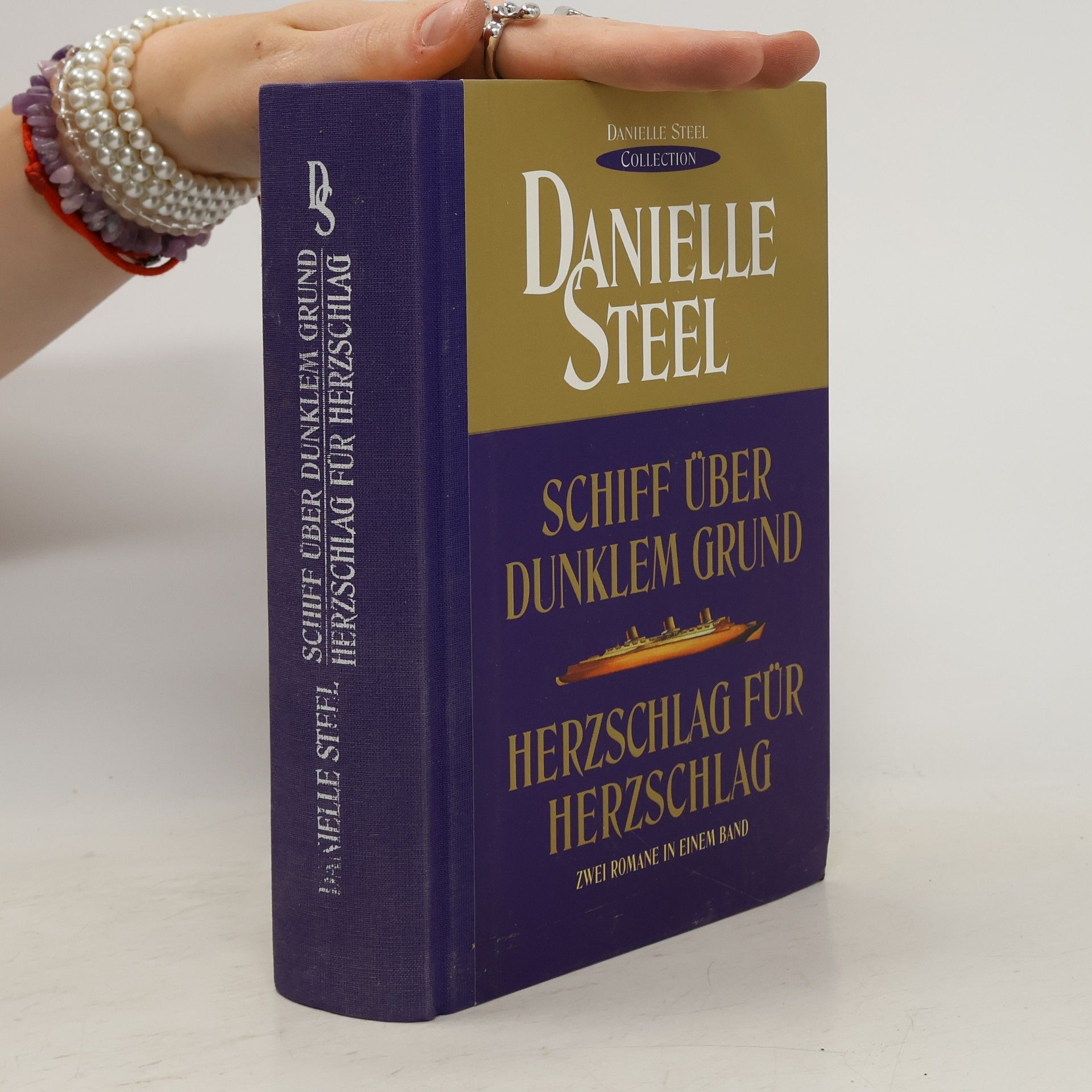 Schiff über dunklem Grund. Herzschlag für Herzschlag