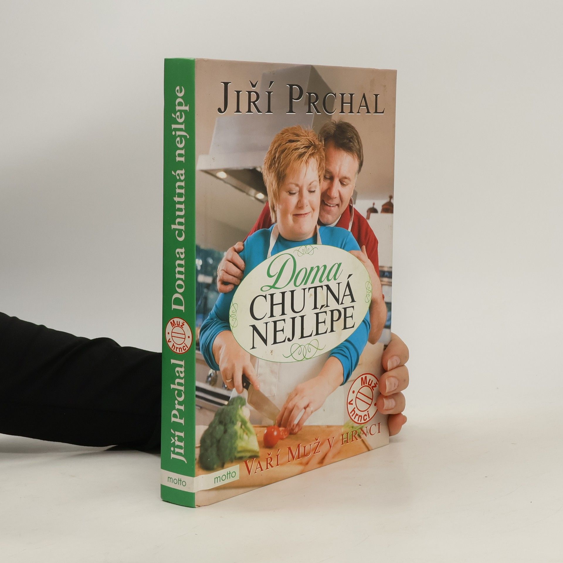 Jiří Prchal Doma chutná nejlépe. Vaří muž v hrnci