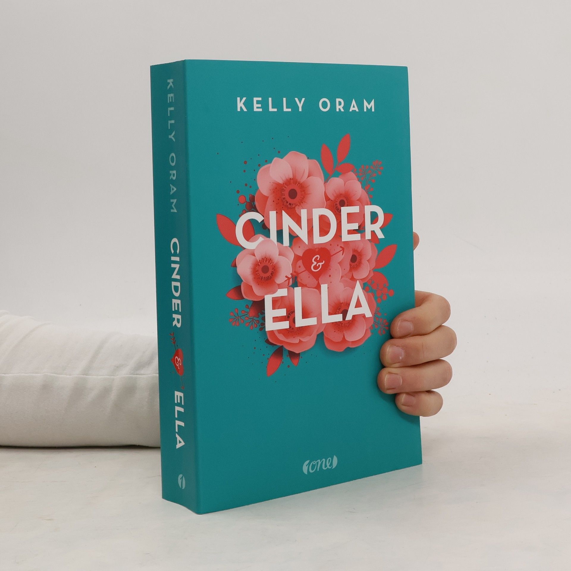 Kelly Oram Cinder & Ella 1