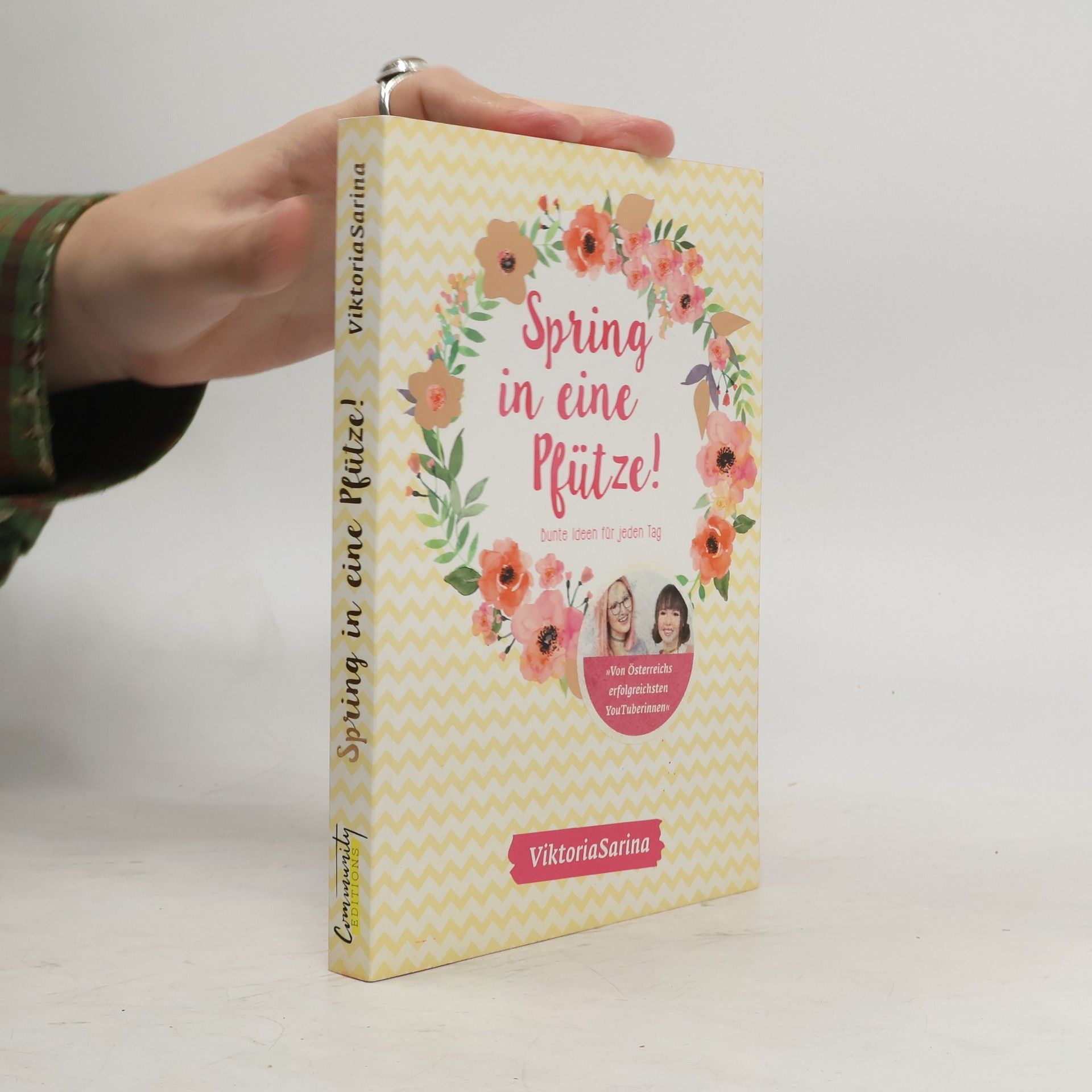 Viktoria Sarina Spring in eine Pfütze