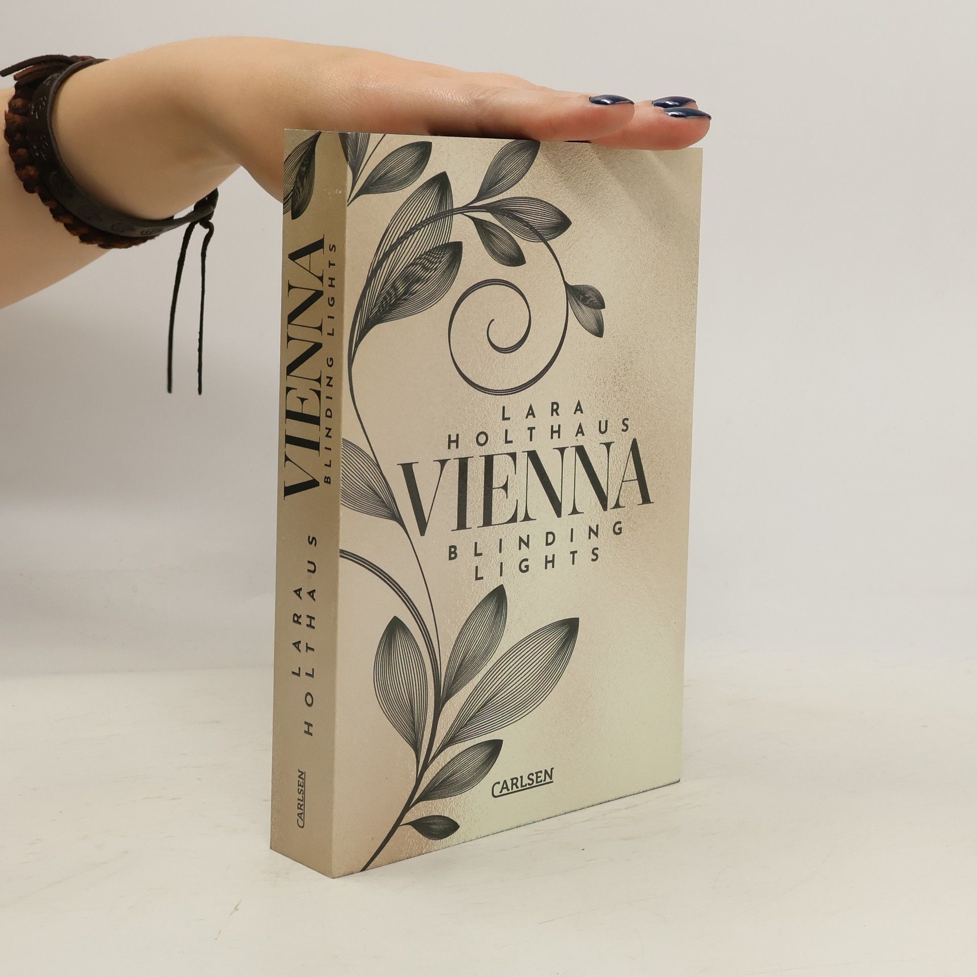 Lara Holthaus Vienna. Blinding Lights