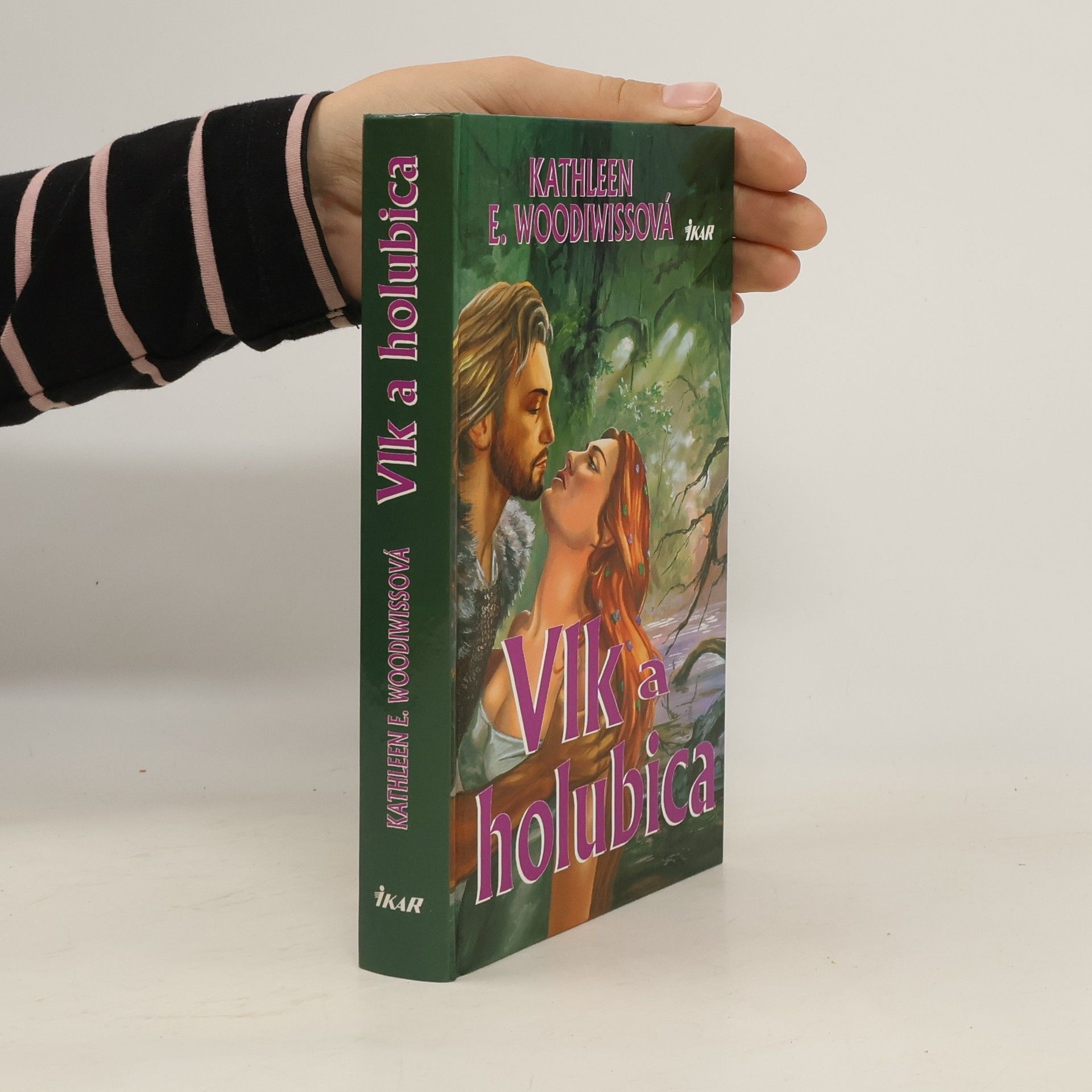 Kathleen E. Woodiwiss Vlk a holubica